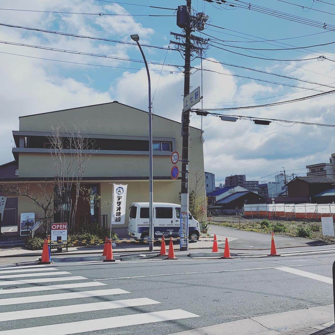 デザオ建設北野展示場のインスタグラム：「そして、 とこしえの周りでおっきな工事が始まりました。上七軒の景色がまた一変します。#スーパーマーケットの計画だとか。 ライフスタイルリノベーション #マンションリノベ #マンションリノベーション #デザオ建設 #デザオ #DEZAO  #DsLABO #京都#戸建リノベーション #リノベーション #リフォーム  #注文住宅  #家 #住宅 #建築 #暮らし #マイホーム計画 #インテリア #デザイン #家づくり #木の家#和風モダン  #LDK #モノトーンインテリア #和モダン ＊デザオ建設のリフォーム、詳しい情報はこちらからどうぞ → @dezaoreform」