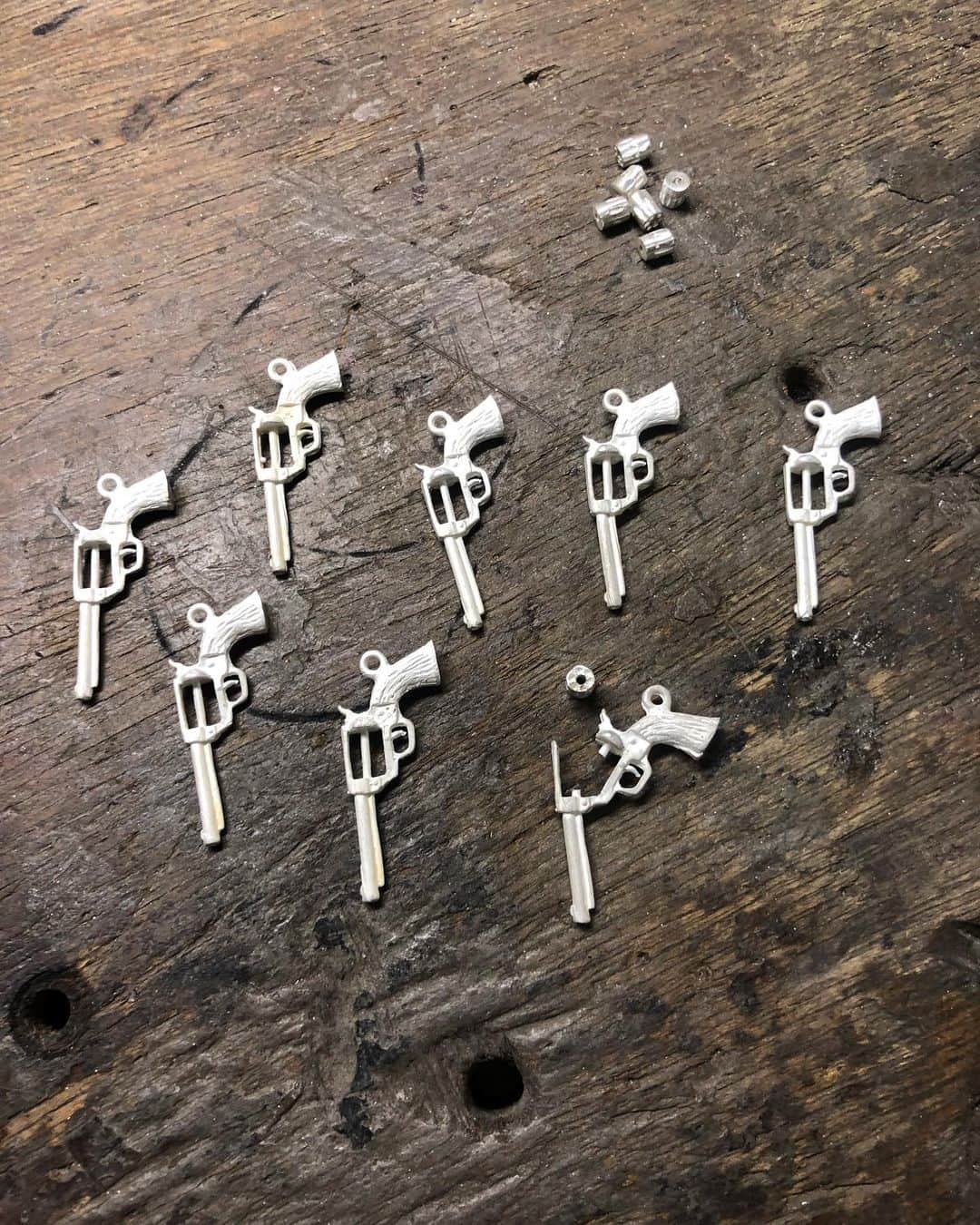 クレイジーピッグさんのインスタグラム写真 - (クレイジーピッグInstagram)「🤠 #pistol earrings #silver #gothic #western #revolver #cowboy」1月30日 0時45分 - crazypigdesignslondon