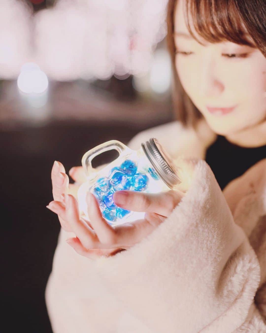 小桃音まいのインスタグラム：「こないだカメラマンさんに. 撮ってもらいました❤︎. . 短い髪の毛にも慣れてきた. 今日この頃です. . いっぱいあるから. ちょっとずつ載せるね❄︎. . . #ショートボブ #ボブ　#ショートヘア #幻想的 #小桃音まい #冬 #ポートレート #photography #photooftheday #portrait #portraitphotography #camera #japan_of_insta #japanesegirl #冬コーデ #冬 #写真好きな人と繋がりたい #被写体 #instagood #instalike #instafashion #instaphoto #followforfollowback #tokyo」
