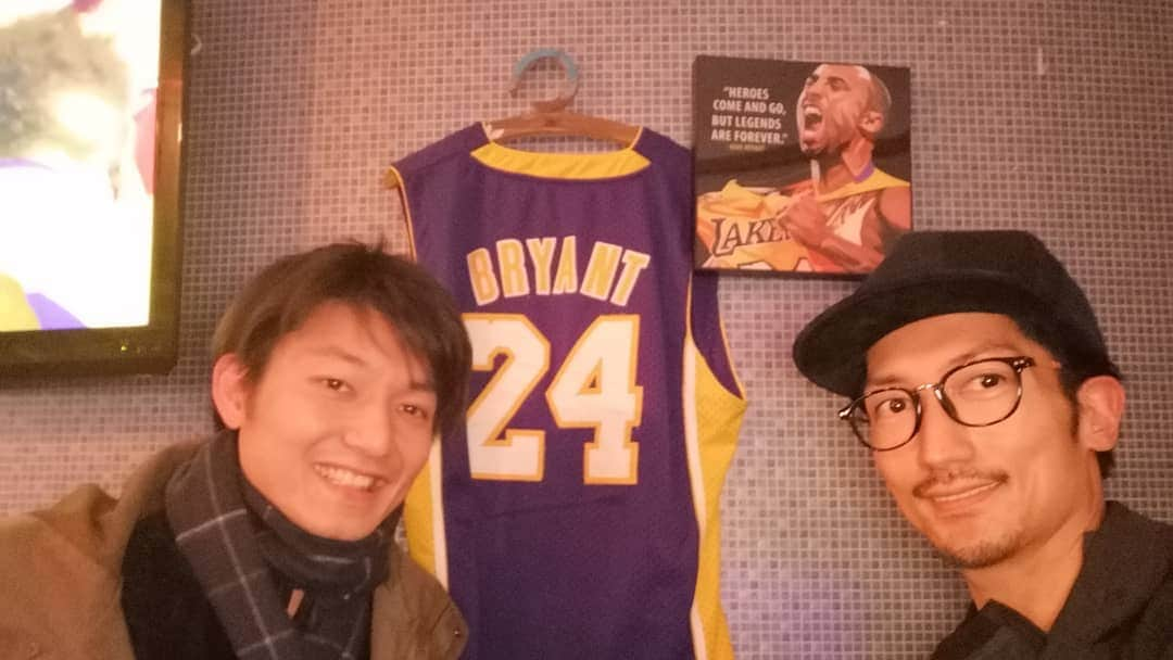 矢口恭平さんのインスタグラム写真 - (矢口恭平Instagram)「コービーを偲ぶ会 @basketball.bar.penetrate  バスケ仲間の香月も居てびっくり😂 毎晩動画を見ては泣いてる。世界中、アジア、日本、大阪、アメ村でもこんなに愛してる人が集う。 そんな素晴らしい存在だったと思うとまた泣ける😢 #kobebryant #mambamentality #forever #love #basketball #nba #player」1月30日 0時56分 - kyohei_yaguchi