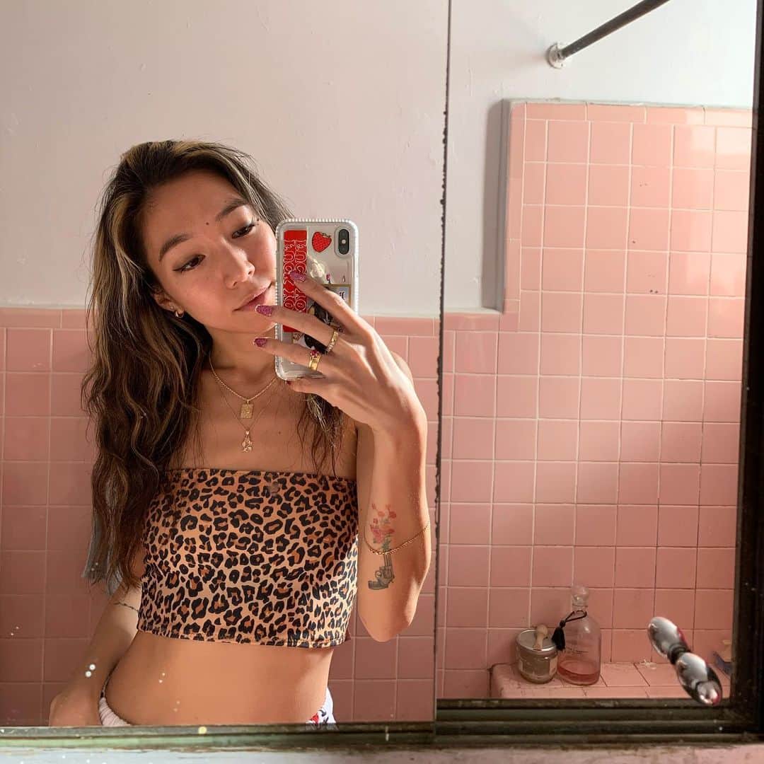 UlalaGirlのインスタグラム：「新しいブランドのジュエリーの買い付けで上はBronx、下はBrooklynまで毎日駆け回ってる。 1人で色んなビジネスをやるって、心が折れそうになる時もあるけど、NYは歩いてると色んな人が元気くれる。 いいと思っても、そのジュエリー がどこから来たか分からなかったら買い付けない。  時間に追われたり、お金の計算や、人を雇う難しさの壁にぶつかったり、孤独を感じたり、大変だけど、麗が止まったら全て止まってしまう。そんなプレッシャーや難しい事だらけの中落ち込む事もあるけどとりあえず、今はやるしかない。 たとえ大好きな街NYに戻ってきたって、麗がいない間に街や人は変わる。騙されたりもする。いい事ばかりじゃない。  気持ちを持ち直すのは簡単じゃない。 でも、やるしかない。」