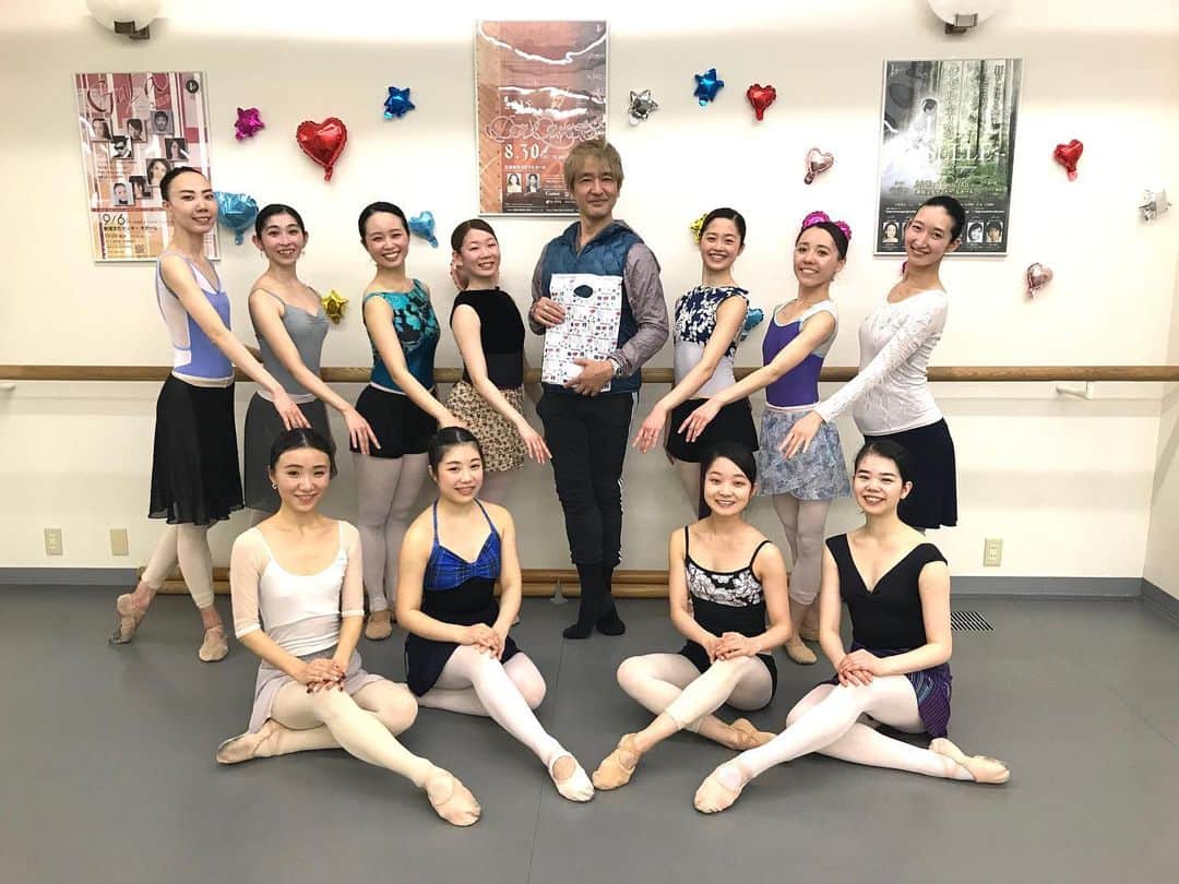 のインスタグラム：「カンパニーの教師、遠藤康行さんの誕生日を祝って🎂😊🎁 最後の写真は…いみふ🤣  #Ballet #Dancer #バレエ #バレエダンサー #芸術 #芸術観賞 #舞台 #stage #美の世界 #四ッ谷 #Iwaki Ballet Company #バレエスタジオ #バレエ教師 #バレエ教室 #美しい #楽しい #人生 #遠藤康行 #井脇幸江 #誕生日 #お祝い #サプライズ」