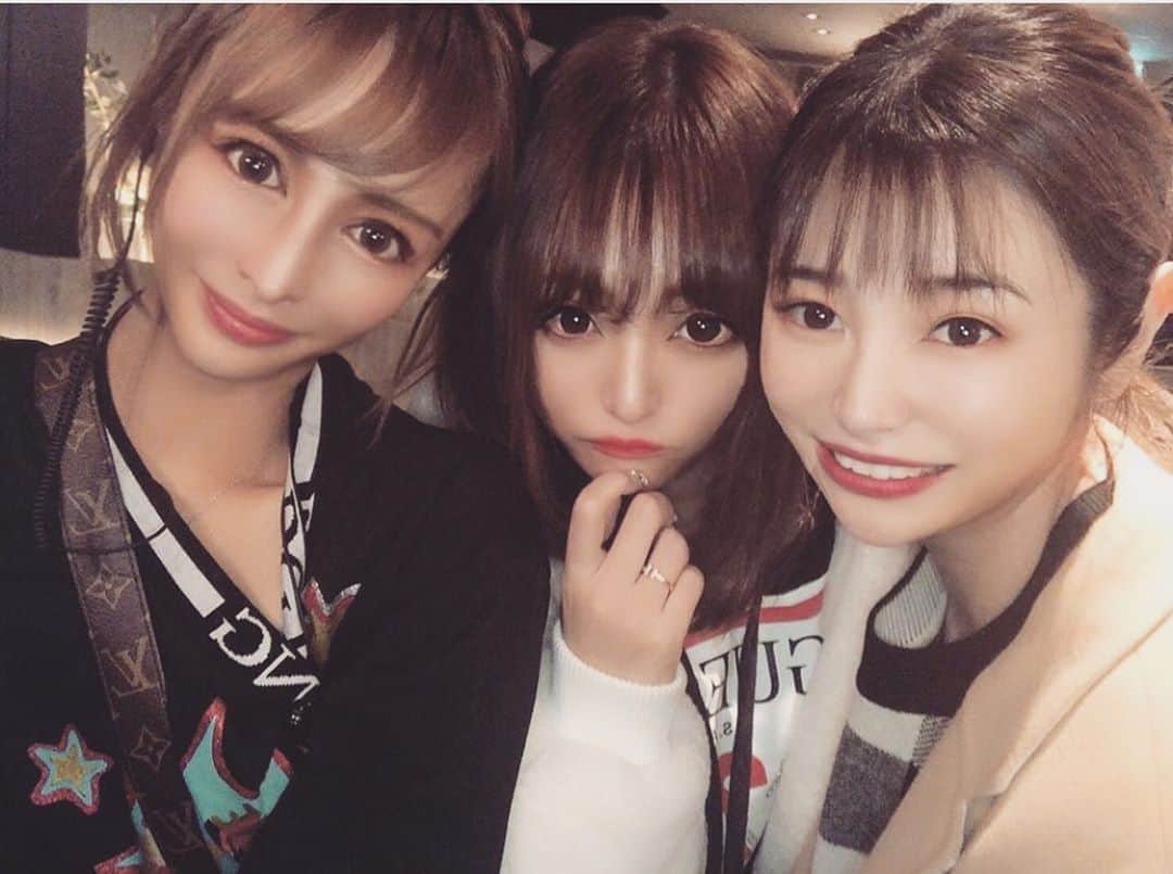 清水彩子のインスタグラム：「桜井野の花ちゃんのお店に りなちゃんと遊びに行って来ました❤️ @rina__sakurai  @nonoka199148  2人の顔の小ささが凄い😳❤️ 近日とあるsugarの撮影に来てもらうのでお楽しみに❤️ #桜井野の花  #さくりな #桜花 #歌舞伎町 #私の顔の半分😳」