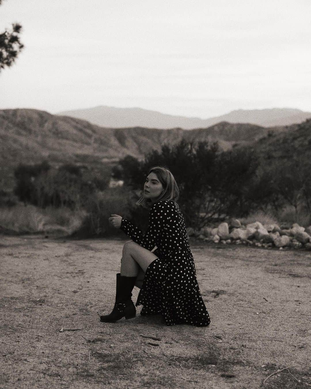 コートニー・ハルヴァーソンさんのインスタグラム写真 - (コートニー・ハルヴァーソンInstagram)「Endless desert views from our weekend at @merchanthousehighdesert. ☁️ . . . . #blackandwhite #beigeaesthetic #mybeigelife #frye #inmyfrye #style #ootd #realisationpar」1月30日 1時13分 - prettylittlefawn