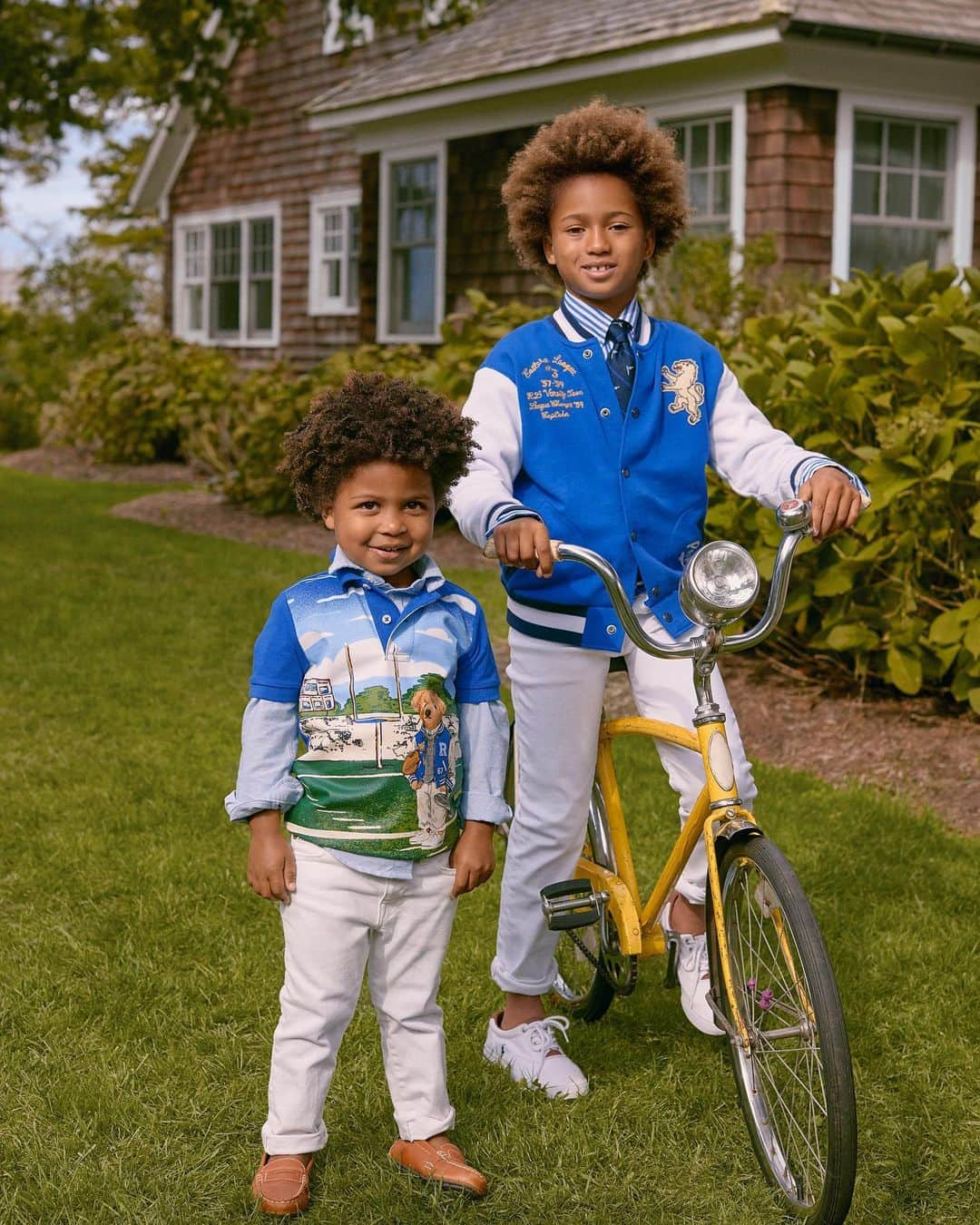 Polo Ralph Laurenさんのインスタグラム写真 - (Polo Ralph LaurenInstagram)「Bold in blue.  Layer striped button-downs and cheerful graphics.  Discover more kid's styles via link in bio.  #PoloRalphLauren #RLKids」1月30日 1時37分 - poloralphlauren