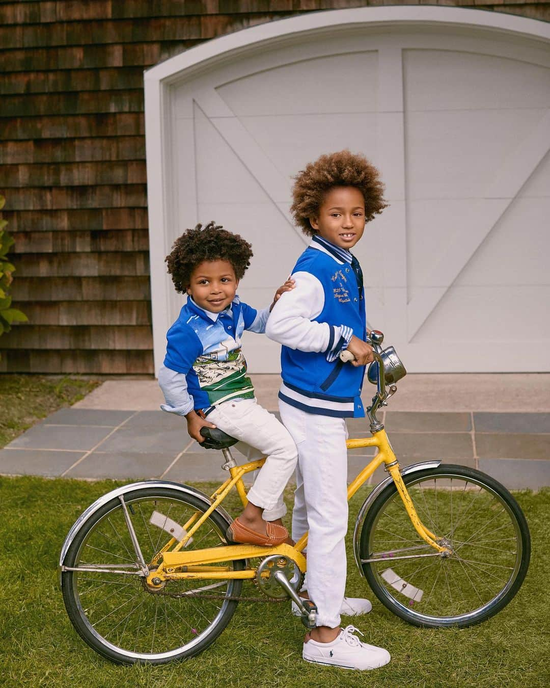 Polo Ralph Laurenさんのインスタグラム写真 - (Polo Ralph LaurenInstagram)「Bold in blue.  Layer striped button-downs and cheerful graphics.  Discover more kid's styles via link in bio.  #PoloRalphLauren #RLKids」1月30日 1時37分 - poloralphlauren