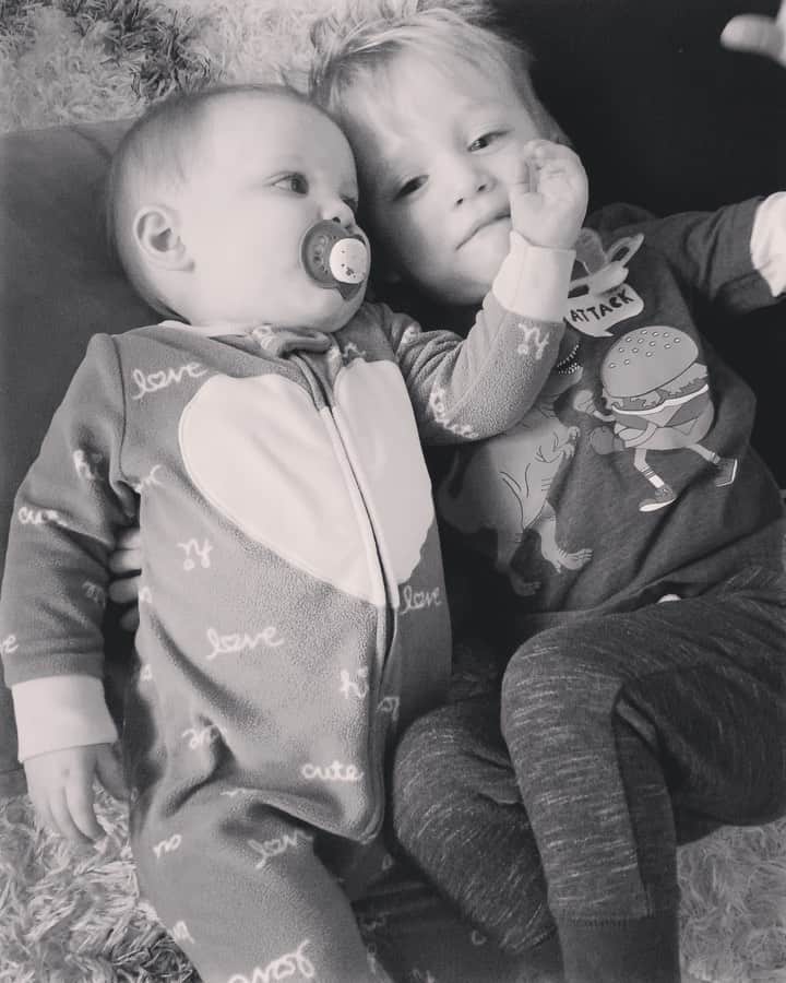 カーリー・パターソンのインスタグラム：「🤍👶🏼👦🏼🤍」