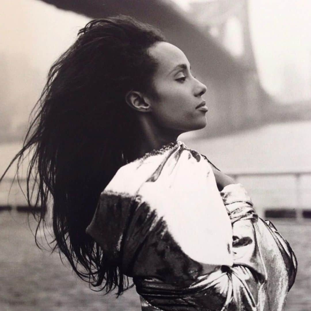 イマン・アブドゥルマジドさんのインスタグラム写真 - (イマン・アブドゥルマジドInstagram)「Photo @santedorazio by the Brooklyn Bridge late 80’s #IMANarchive」1月30日 1時58分 - the_real_iman