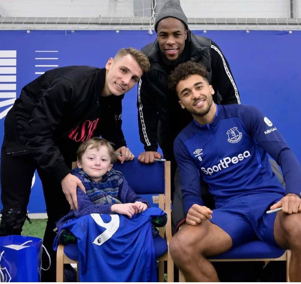 リュカ・ディニュさんのインスタグラム写真 - (リュカ・ディニュInstagram)「Amazing afternoon with the Everton’s children  @everton 😁💙 #family #blue #enjoy」1月30日 1時52分 - lucasdigne