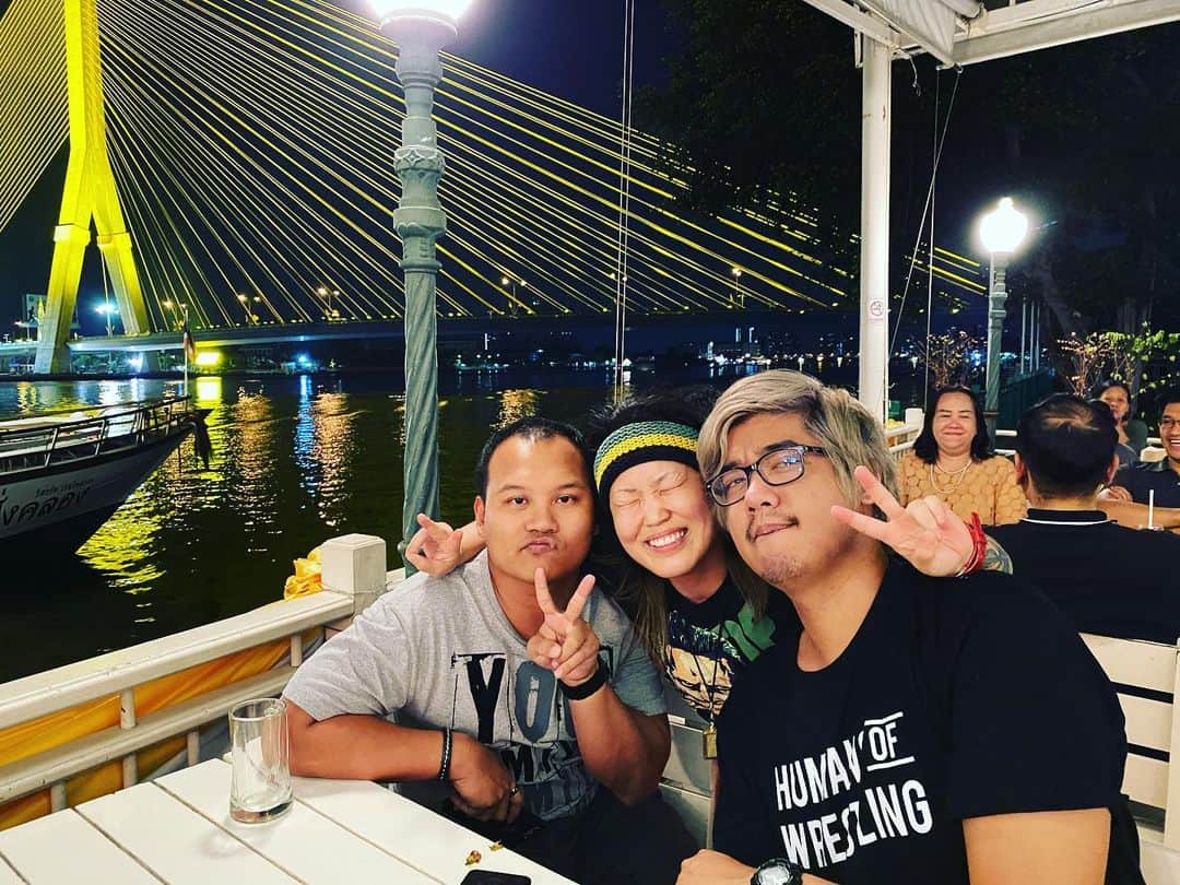 夏樹☆たいようのインスタグラム：「タイで新しいプロレス団体を立ち上げたプミさんに、夜景の綺麗なレストランに連れて行っていただきました！ 〆はカオサンロードにあるスイーツ屋さん！！お腹はち切れそう #thailand」