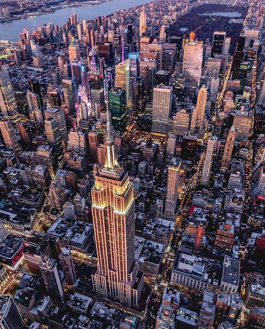 Empire State Buildingさんのインスタグラム写真 - (Empire State BuildingInstagram)「#GIVEAWAY 🏈! Tag the team you think will win this Sunday’s Big Game below & you might WIN two #EmpireStateBuilding All Access Tour Passes PLUS a jersey from your favorite team!! ⠀⠀⠀⠀⠀⠀⠀⠀⠀ THAT’S NOT ALL—the team with the most votes on our combined polls on IG, our story, Facebook and Twitter will light up our building the night before! ⠀⠀⠀⠀⠀⠀⠀⠀⠀ For an extra chance to win, swipe through and SHARE the image of the team you’re voting for to your story! ⠀⠀⠀⠀⠀⠀⠀⠀⠀ 📷: @coreyhnyc via @flynyon⠀⠀⠀⠀⠀⠀⠀⠀⠀ ⠀⠀⠀⠀⠀⠀⠀⠀⠀⠀⠀⠀⠀⠀⠀⠀⠀⠀⠀⠀⠀⠀⠀⠀⠀⠀⠀⠀⠀⠀⠀⠀⠀⠀⠀⠀⠀⠀⠀⠀⠀⠀⠀⠀⠀⠀⠀⠀⠀⠀⠀⠀⠀⠀⠀⠀⠀⠀⠀⠀⠀⠀⠀⠀⠀⠀⠀⠀⠀⠀⠀⠀⠀⠀⠀⠀⠀⠀⠀⠀⠀⠀⠀⠀⠀⠀⠀⠀⠀⠀⠀⠀⠀⠀⠀⠀⠀⠀⠀⠀⠀⠀⠀⠀⠀⠀⠀⠀⠀⠀⠀⠀⠀⠀⠀⠀⠀⠀⠀⠀⠀⠀⠀⠀⠀⠀⠀⠀⠀⠀⠀⠀⠀⠀⠀⠀⠀⠀⠀⠀⠀⠀⠀⠀⠀⠀⠀⠀⠀⠀⠀⠀⠀ This contest/giveaway is in no way sponsored, endorsed or administered, or associated with Instagram, the NFL, or any of its subsidiaries. This giveaway is sponsored by @empirestatebldg. The contest will run from 12:00 PM EST 1/28 until 12:00PM EST 1/31. Giveaway is open only to residents 18+ years of age, of the 50 United States and District of Columbia. Tap bio link for official rules. #EmpireStateBuilding」1月30日 1時59分 - empirestatebldg