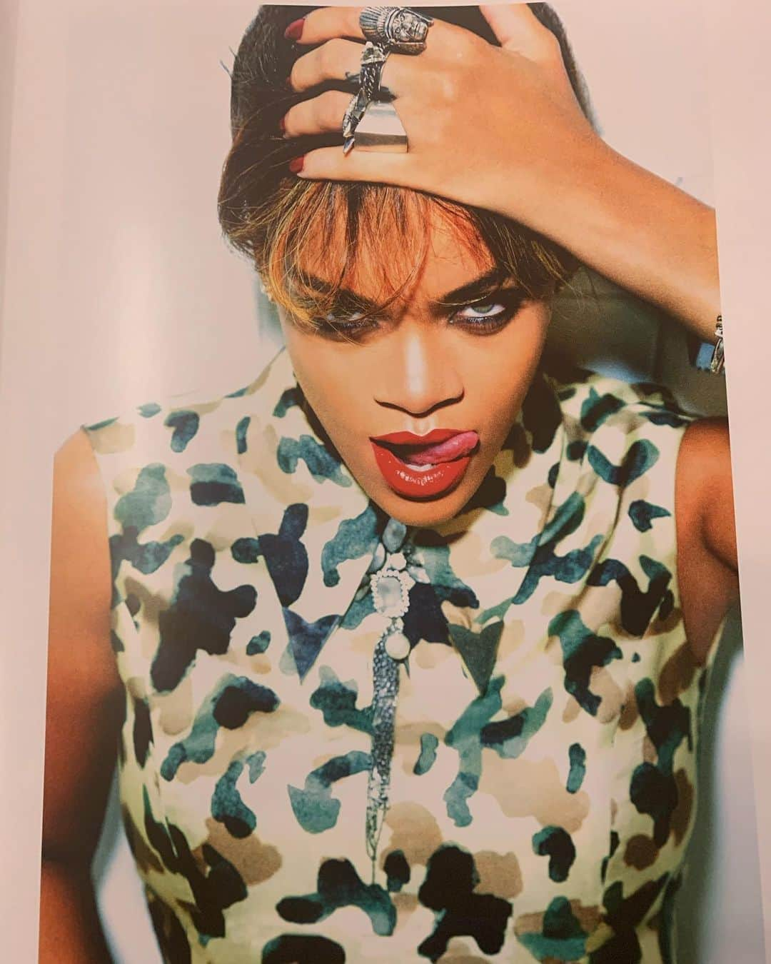 エレン・ヴォン・アンワースさんのインスタグラム写真 - (エレン・ヴォン・アンワースInstagram)「So proud to be part of the new amazing @badgalriri 💕book. Great memories from our crazy shoots!📸🚀」1月30日 2時24分 - ellenvonunwerth