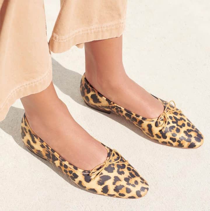 レフラーランドールさんのインスタグラム写真 - (レフラーランドールInstagram)「A pop of leopard in the form of our new ballet flat, Georgie. This supple nappa leather flat has a sweet bow and softly squared toe - a chic update on a classic shape ❤️ . . . #balletflats #shoes #leopard #familyowned #LoefflerRandall」1月30日 2時17分 - loefflerrandall