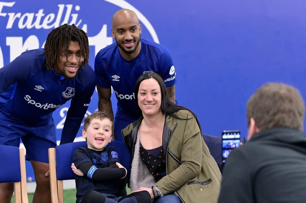 ファビアン・デルフのインスタグラム：「It was great to spend time with these children, the strength and courage they show is incredible, always makes me happy to help put a smile on there face 💙 #Heroes」