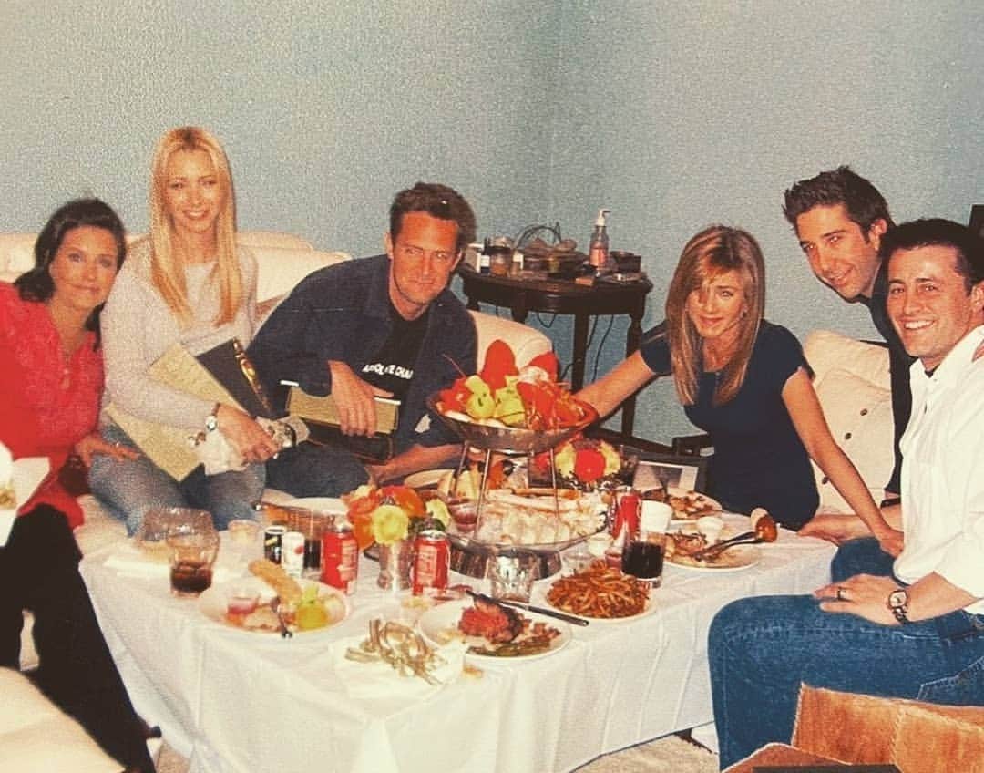 ジェニファー・アニストンのインスタグラム：「"The Last Supper" before taping "The Last One" on Jan 23, 2004." 💞  Hey Fans ! Check the link in the bio to buy Exclusive F.R.I.E.N.D.S Merchandise. Grab it before it is gone! New Stock Up !」