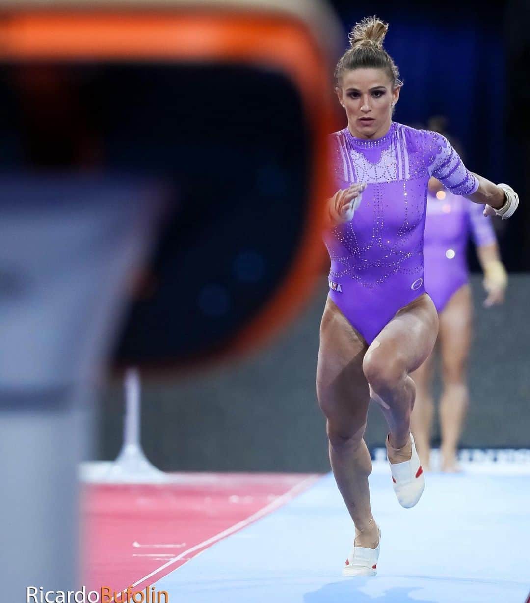 ジャジ・バルボサのインスタグラム：「💜 artistic gymnastics 💜 #chalkgirl #gymlife #gymmotivation #gymnastics」