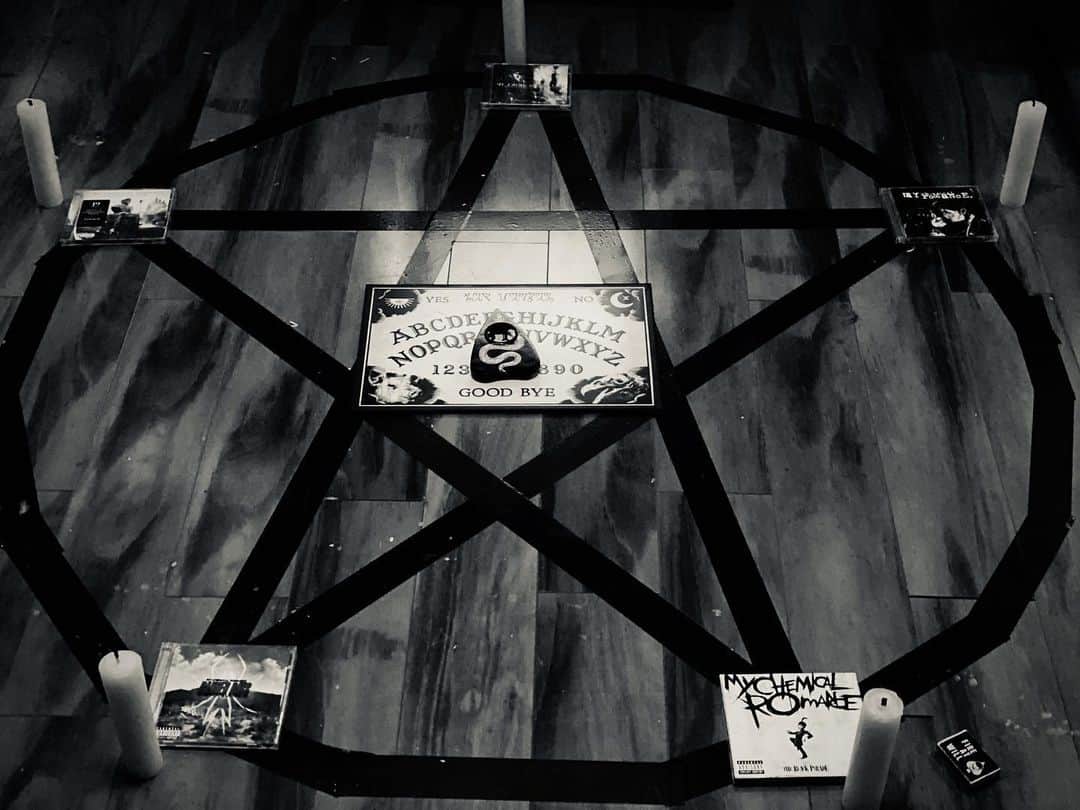 のインスタグラム：「The Inspiration... To quote @mikeyway — “Thanks to all who summoned us— it worked!” #MCRXX」