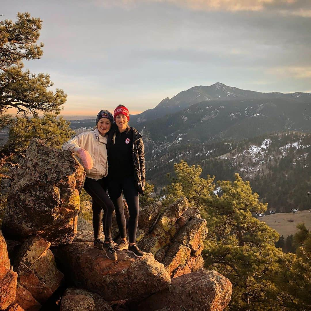 サッシャ・ディギーリアンさんのインスタグラム写真 - (サッシャ・ディギーリアンInstagram)「Backyard hikes with @jonesarianne make me feel grateful for the connection and genuine joys of good friendship, and for nature’s playground.  It doesn’t cost anything to go on a hike. Of course, sparing the clothes and shoes on our feet. For that I am thankful, too. ❤️ #boulder #colorado」1月30日 2時51分 - sashadigiulian