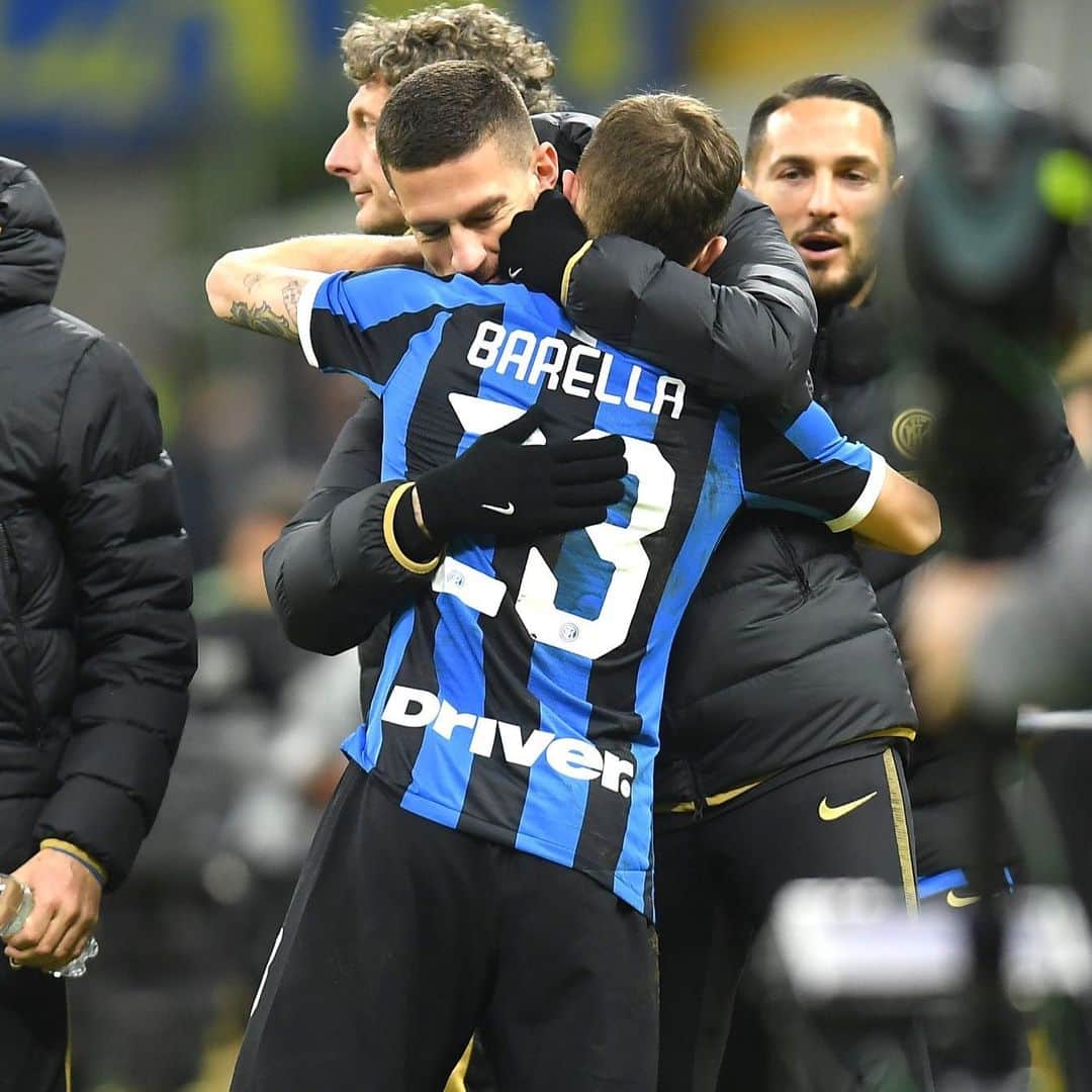 クリスティアーノ・ビラーギのインスタグラム：「Serata di festa! Serata di qualificazione. Semifinale di 🏆 conquistata! Bravo amico mio @nicolo_barella 🖤💙 #inter #amala #coppaitalia」