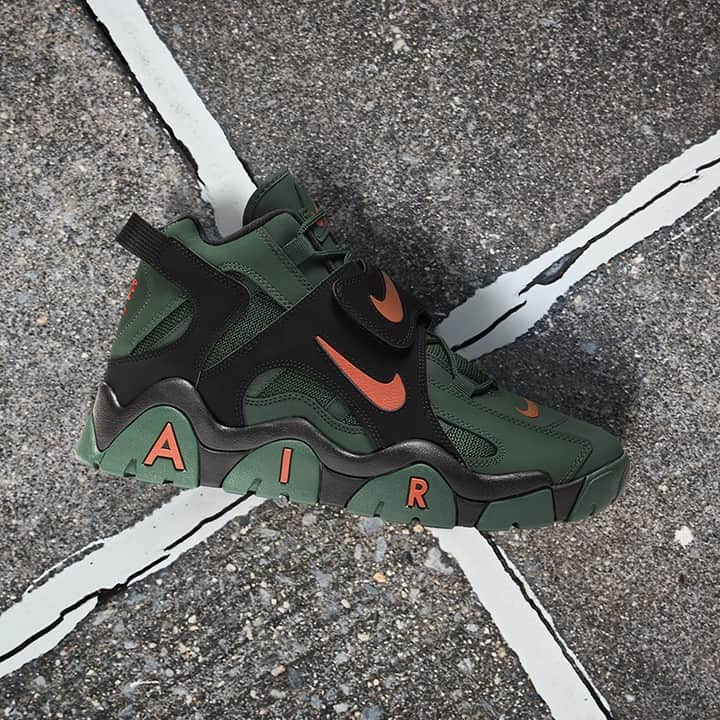 Foot Lockerさんのインスタグラム写真 - (Foot LockerInstagram)「#nike celebrates Super Bowl LIV in Miami with a special edition Air Barrage Mid. Available now online.」1月30日 2時52分 - footlocker