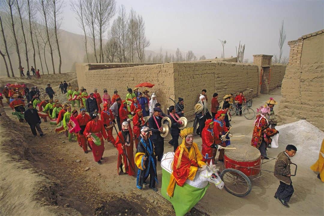 Michael Yamashitaさんのインスタグラム写真 - (Michael YamashitaInstagram)「It's Lunar New Year in China and here's what's happening in rural villages on the Silk Road. In Laozhuang, in western Gansu Province, villagers parade in costume to neighboring villages to wish them well. Happy Year of the Rat! #springfestival #chinesenewyear #gansu #china #silkroad」1月30日 2時55分 - yamashitaphoto