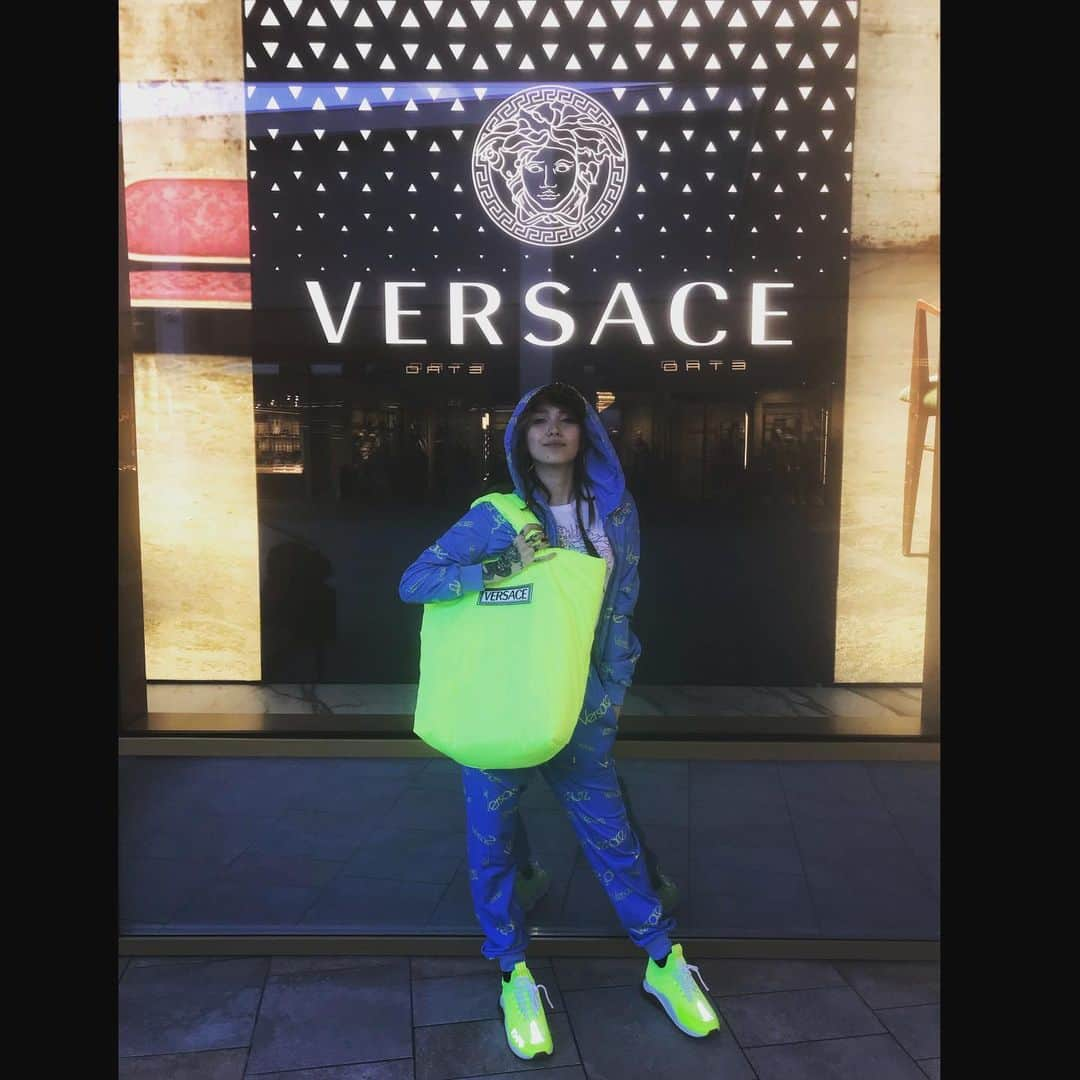 アンジェリーク・アバチキナのインスタグラム：「На хайпе 😜 #Versace #versacesneakers #shopping #sanremo #italy #italie #hype #vacation #2020looksgood」