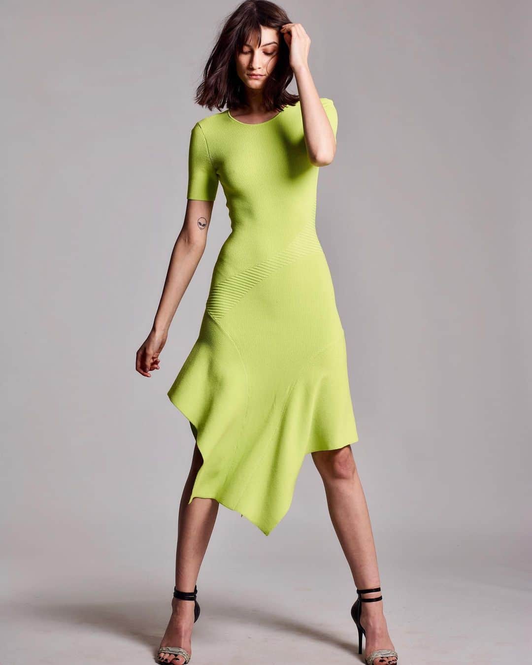 のインスタグラム：「The Yigal Azrouël Spring Summer 2020 collection, Charnelle, is an ode to the brand’s essence evoking the cool vibrance and sensual puissance of raw femininity #yigalazrouel #ss2020  Shop the collection now 👉 www.yigal-azrouel.com (link in bio) Photo: @erezsabag  MUA: @deborahaltiziomakeup  Model: @franek176」