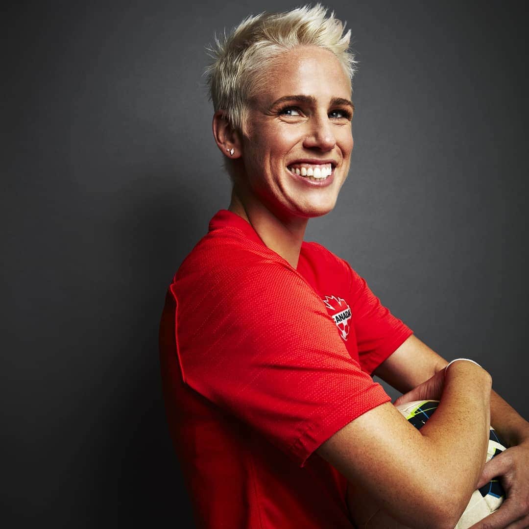 ソフィー・シュミットのインスタグラム：「That smile can only mean it's finally GAME DAY! . Such an honour to wear this jersey. 🇨🇦 . . #CanWNT #nike #football #concacafw #RoadtoTokyo #OlympicQualifiers . . 📸 Credit @palombophotography」