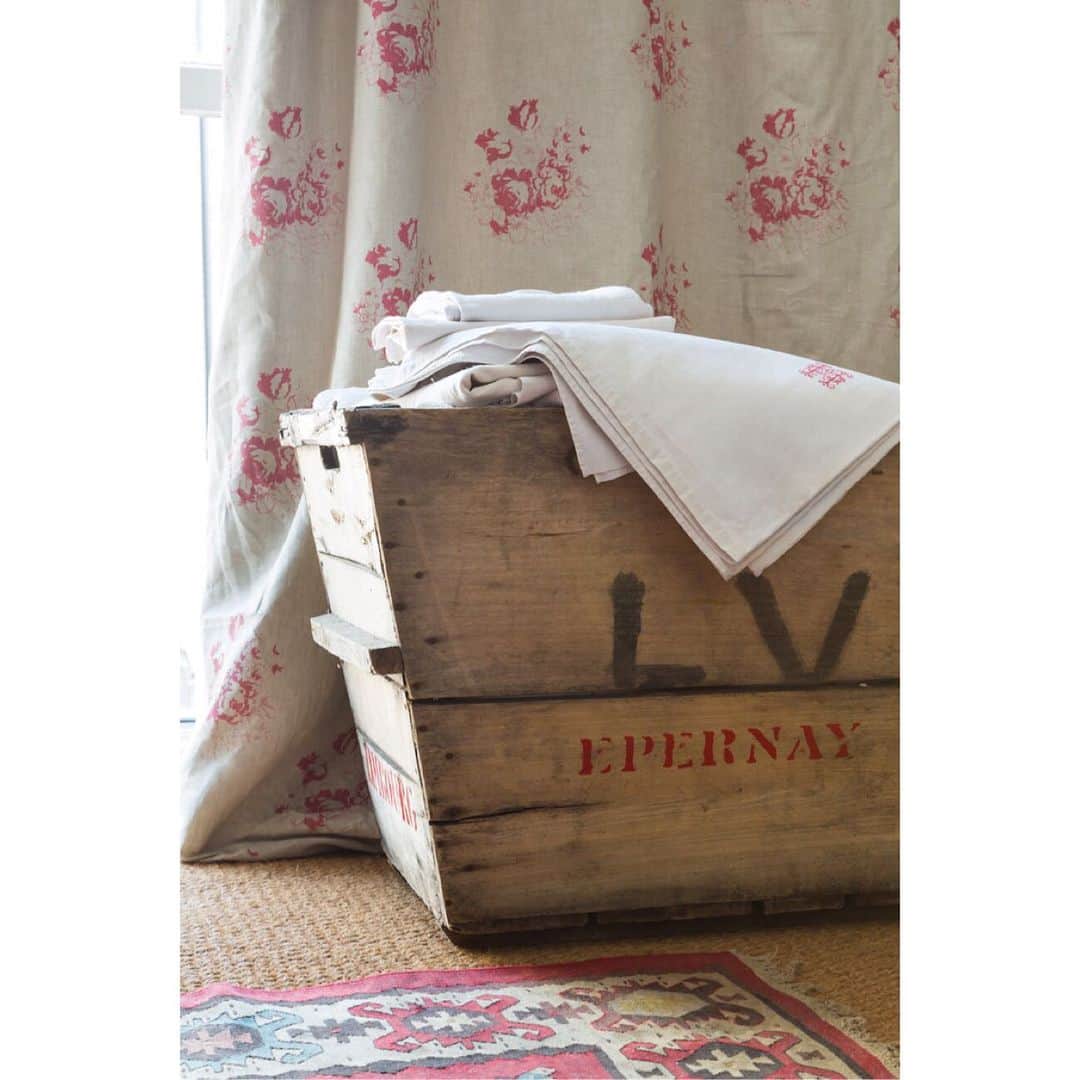 キャベジズ&ローゼズのインスタグラム：「Classic Raspberry Hatley pigment printed onto 100% linen in the UK & available by the meter @christina_strutt @cabbagesandroses_shop #linen #naturalfibres #pigment #printedinengland #madetoorder #cabbagesandroses #cabbagesandrosesfabric #livinglifebeautifully #vintagefabric #vintagefabrics #bespoke」