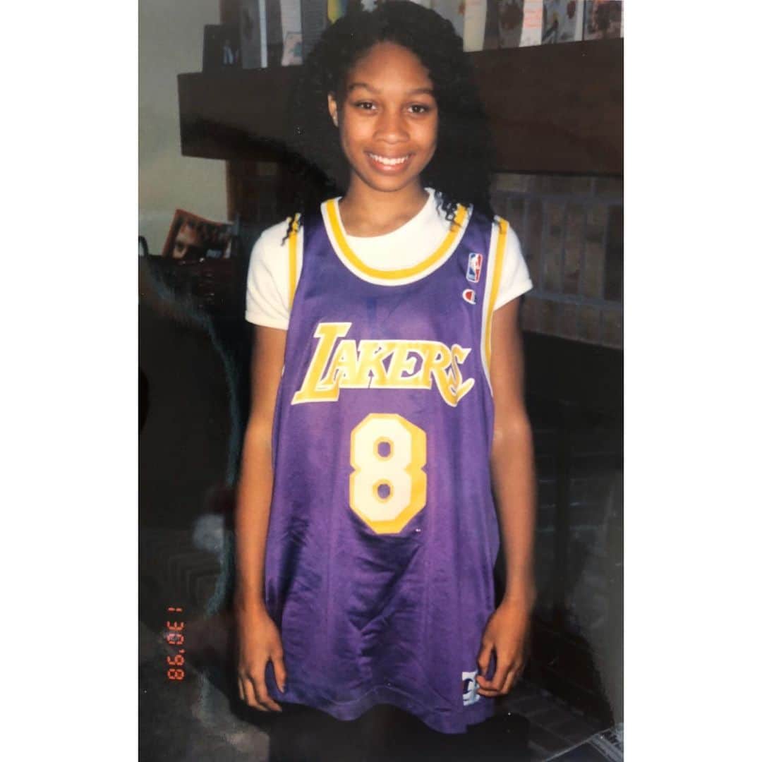 アリソン・フェリックスさんのインスタグラム写真 - (アリソン・フェリックスInstagram)「I’ve been in such a fog. Utter disbelief. Heavy heart. Being an LA girl and a basketball enthusiast I loved Kobe since the beginning. I was a fan and captivated by his killer drive, work ethic and his mental toughness. • So when I met Kobe for the first time at the 2008 Olympics I was geeked. But then I was blown away because every single time we crossed paths after that he was so kind and thoughtful. Always asking about things I had been up to with genuine concern. I constantly had to pinch myself that someone so accomplished and busy took the time to be so caring. • I remember talking to him about track and what he thought he could run a 400 in. I was mesmerized when I heard him telling inside stories about the team and his own process. Listening to him speak about his girls was the best. You could see his face light up. • It’s amazing to see the impact Kobe has had on this world. We all have so many photos, special stories and memories. For a person of his statute I can’t even imagine the work that took. It takes an incredibly special individual to make so many people feel seen. Through his gift of basketball he touched so many lives and it reminds me how powerful sport is especially when it combines with a special person. • What we all feel pales in comparison to what the Bryant family is experiencing. Their pain is unimaginable. I lift the entire family up in prayer along with all the other families involved in this tragedy.🙏🏾」1月30日 3時41分 - allysonfelix