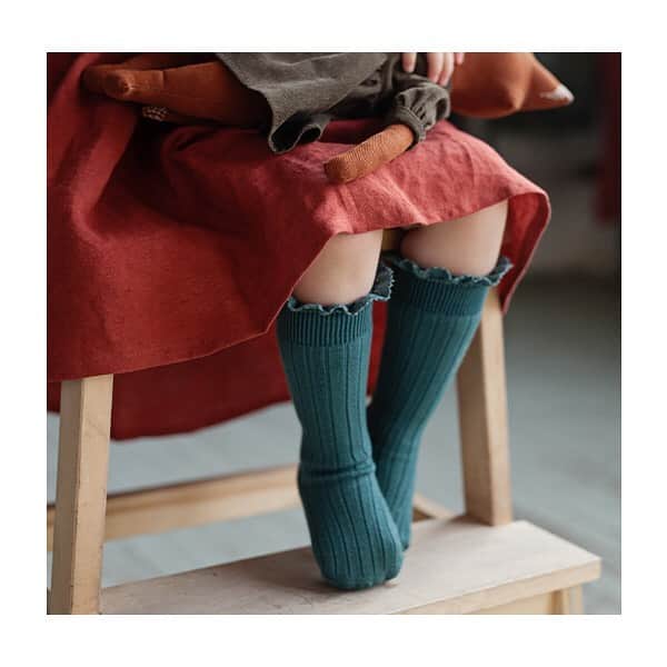 コレジアンのインスタグラム：「We all love to pull on a soft pair of socks! 🤗 Collégien has the perfect selection of styles that your wardrobe refresh calls for! Premium extra-long-staple Egyptian cotton or the softest cashmere and wool blend. Subtle hues, a pop of colour or warmer tones. Treat yourself to some of our amazing styles! Collégien has the perfect selection of styles and colours that your wardrobe refresh calls for. Discover more on our shop online! 🤩 . We constantly work to achieve a sustainable production of our collections, which are totally made in a small village in the south of France. ❤️ . Pictures by @allthebeautifulthingsblog. Thank you so much for your lovely photos. The combination of your beautiful collections and our socks is dreamy! . On aime se glisser dans nos chaussettes douces et chaleureuses à la fois ! 🤗 Des matières si nobles et qualitatives, le coton d’Egypte longues fibres, ou le mélange de laine et cachemire. Des couleurs uniques, classiques ou flamboyantes… Vous trouverez chez Collégien un choix incroyable de produits qui vous accompagneront pour de longues saisons. 🤩 . Un produit durable et responsable, si doux que vous ne pourrez plus vous en passer, et fabriqué dans une démarche durable ! ❤️ . Alors pourquoi attendre pour vous procurer votre nouvelle paire ? Rendez-vous sur notre site pour découvrir l’ensemble des modèles et différents coloris disponibles ! 😍 . #collegien #collegien_officiel #madeinfrance #товарыдлядетей #extrasoft #bestsocksever #barneklær #egyptiancotton #woolandcashmere #ruffle #lacetrim #supersoft #bestsocks #socks」
