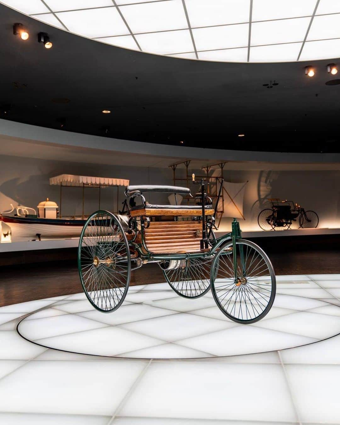 メルセデス・ベンツさんのインスタグラム写真 - (メルセデス・ベンツInstagram)「134 years ago TODAY, we patented the very first car! On January 29th, 1886, Carl Benz filed an application in Berlin for a patent on his three-wheeled motor car. Ever since, that day has been considered the official birthday of the automobile.  via @mercedesbenzmuseum  #mbclassic #birthoftheautomobile #wedidit #MBclassic #patentmotorcar #carlbenz #MercedesBenz #mercedesbenzclassic #ClassicCar #Car #Carsofinstagram #InstaCar #DreamCar #MBCar #Classic #daimler #photography #goodtimes #backinthedays #performance #thebestornothing」1月30日 4時00分 - mercedesbenz