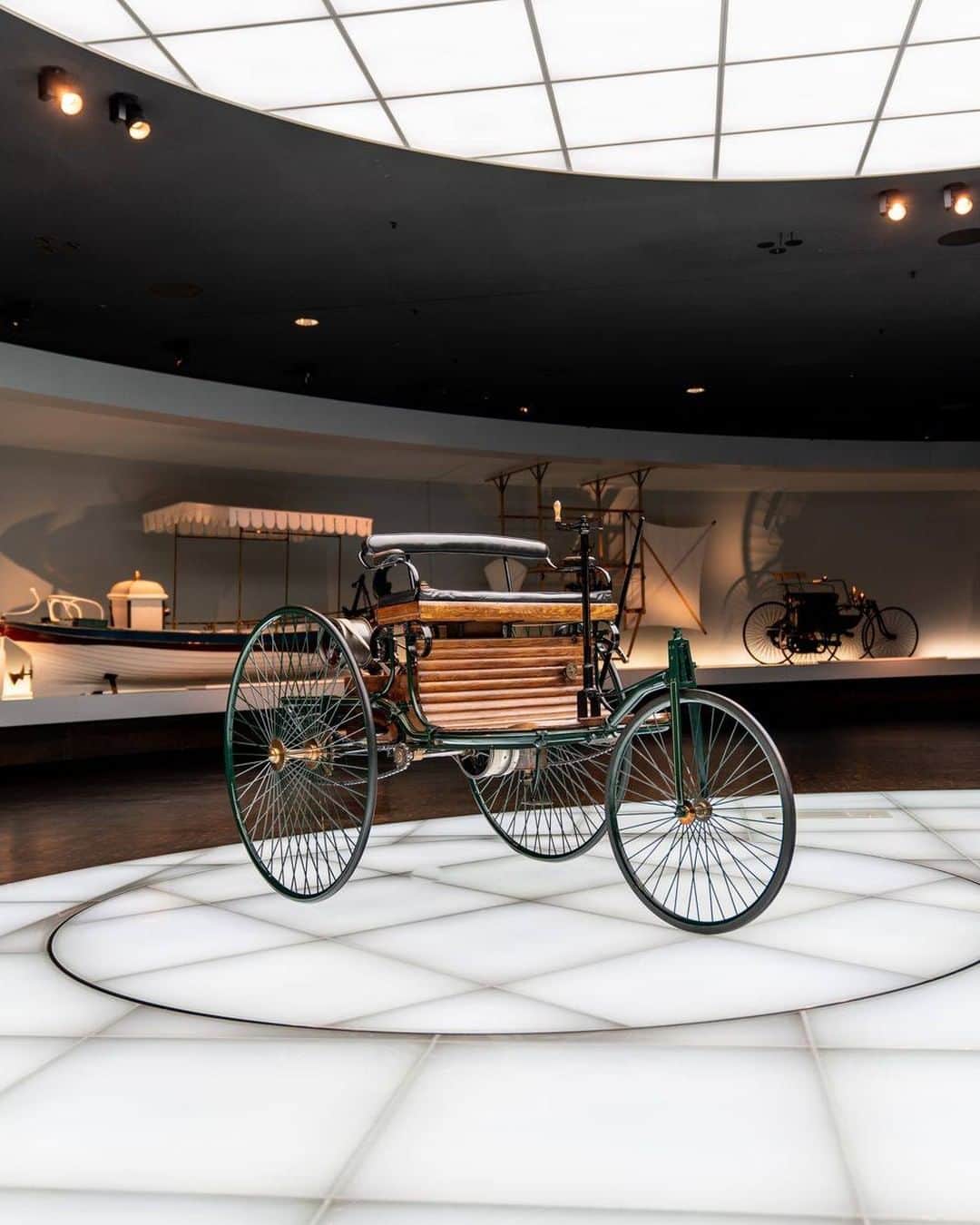 のインスタグラム：「134 years ago TODAY, we patented the very first car! On January 29th, 1886, Carl Benz filed an application in Berlin for a patent on his three-wheeled motor car. Ever since, that day has been considered the official birthday of the automobile.  via @mercedesbenzmuseum  #mbclassic #birthoftheautomobile #wedidit #MBclassic #patentmotorcar #carlbenz #MercedesBenz #mercedesbenzclassic #ClassicCar #Car #Carsofinstagram #InstaCar #DreamCar #MBCar #Classic #daimler #photography #goodtimes #backinthedays #performance #thebestornothing」