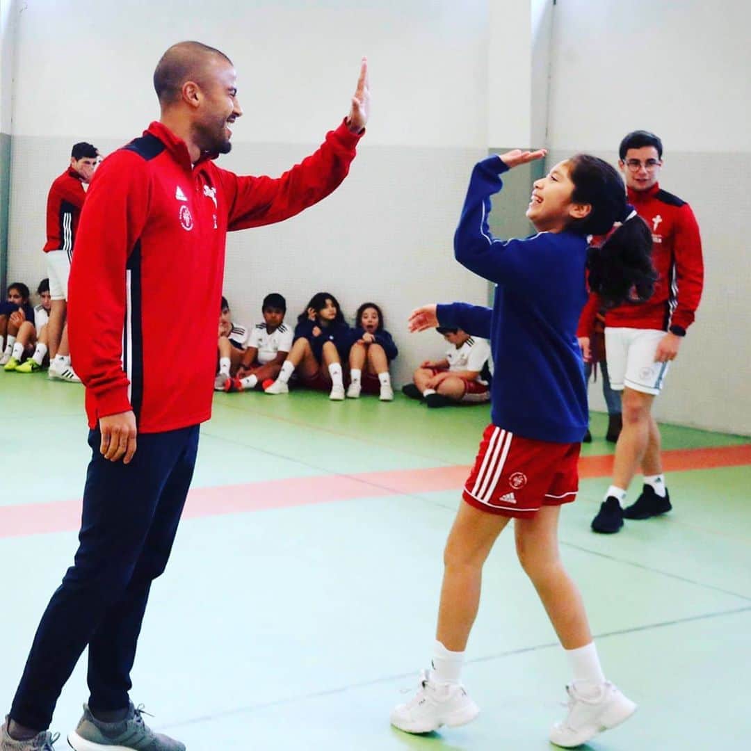 ティアゴ・アルカンタラのインスタグラム：「Orgulloso. Hoy nuestra @alcantarafound ha presentado su primer proyecto en nuestra querida Vigo. Gracias a la colaboración con la #FundaciónCelta, hemos podido implementar nuestro primer programa propio, el #AlcantaraTeam , en el CEIP Ramón y Cajal, y que ayudará a 55 niños y niñas de entre 8 y 12 años. Este programa lo empezamos el pasado julio en Barcelona, concretamente en el barrio del Raval, junto la @aeciutatvella y @apcraval con el objetivo de transmitir hábitos saludables, educación y la importancia del deporte a través de la herramienta pedagógica que es el fútbol.  Es todo un placer poder formar parte, aunque hoy haya sido desde la distancia, de un momento tan importante para mi y para toda mi familia, y queremos que este sea el primero de muchos más proyectos con los que podamos contribuir a esta ciudad que tanto nos ha dado. Gracias a todo la gente que lo ha hecho posible y en especial a todos los miembros del colegio Ramón y Cajal y de la #FundaciónCelta. Esto no ha hecho más que empezar. #POSITIVEYOUTHDEVELOPMENT 💙」