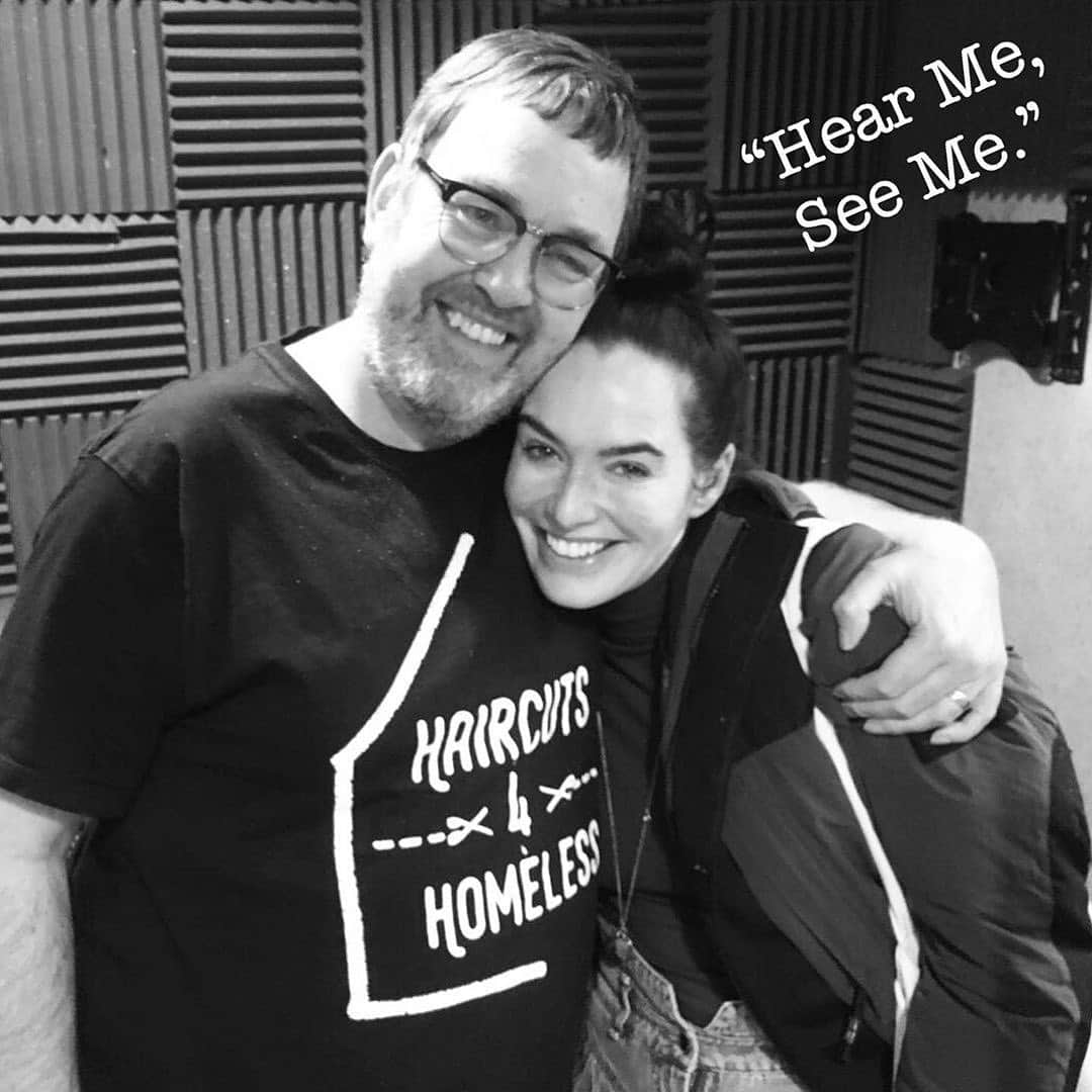 レナ・ヘディのインスタグラム：「@hearmeseemepodcast goes live today ... It’ll be a cracker, this man @haircuts4homelessuk is smart and funny and I just love him, starts with us today. Amazing guests to come , Get on it. 👍🖤」