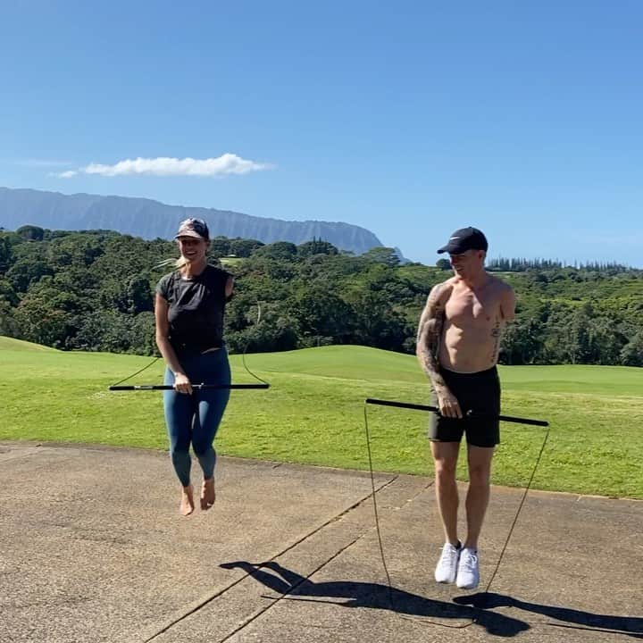 Bethany Hamiltonのインスタグラム：「One arm, no prob! @aldridgelogan and I getting it done haha!!! No doubt I’m finding some motivation here- Logan can do something like 50 double unders in 45 seconds 😳😅💪🏽 I hope this lights you up to forge your way with creativity to live the life you want to live!!! @friendsofbethanyhamilton @rxsmartgear @unstoppablethefilm #TheForge2020」