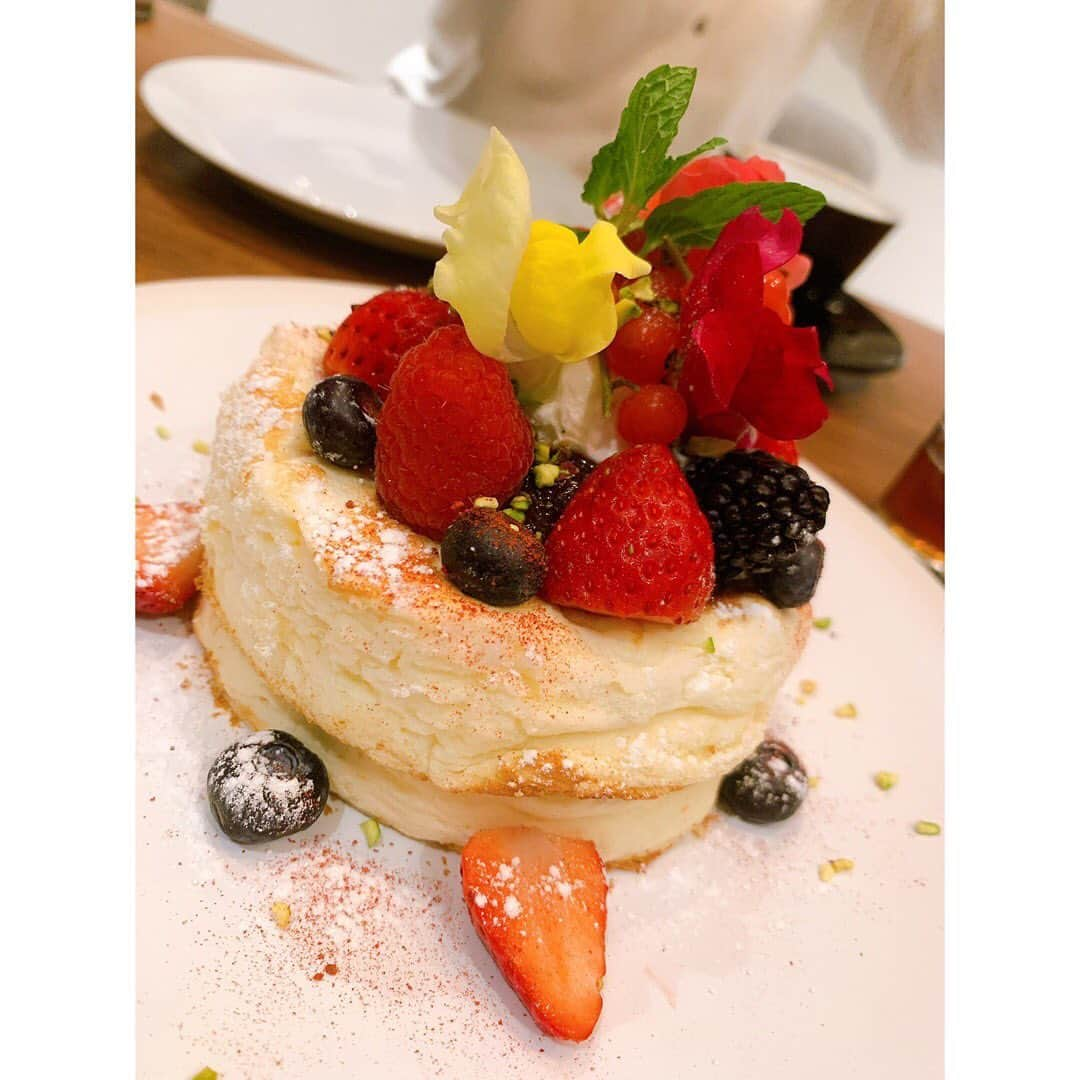 倖田來未さんのインスタグラム写真 - (倖田來未Instagram)「仕事終わりにELLE CAFEへ﻿ @ellecafejapan ﻿ グルテンフリーのパンケーキ🥞﻿ ならいっかと思ったけど結果山ほどシロップかけてしもたやつ﻿ ﻿ #夜中の #食テロ #すいません #寝ます #グルテンフリー #パンケーキ #食べたい衝動を抑える #ストレスよりも #一口だけでも食べた方が #健康的かも #と #前向きに深夜考える #爆笑 #あとは #炭酸水 で #空腹しのぎ #倖田來未流 #身体の作り方 #美ボディの習慣 #という本を出させて頂いてますが #そこにも色々載せてます #気になる方は是非 #ellecafe #表参道 #カフェ #kodakumi #倖田來未」1月30日 4時26分 - kodakumi_official