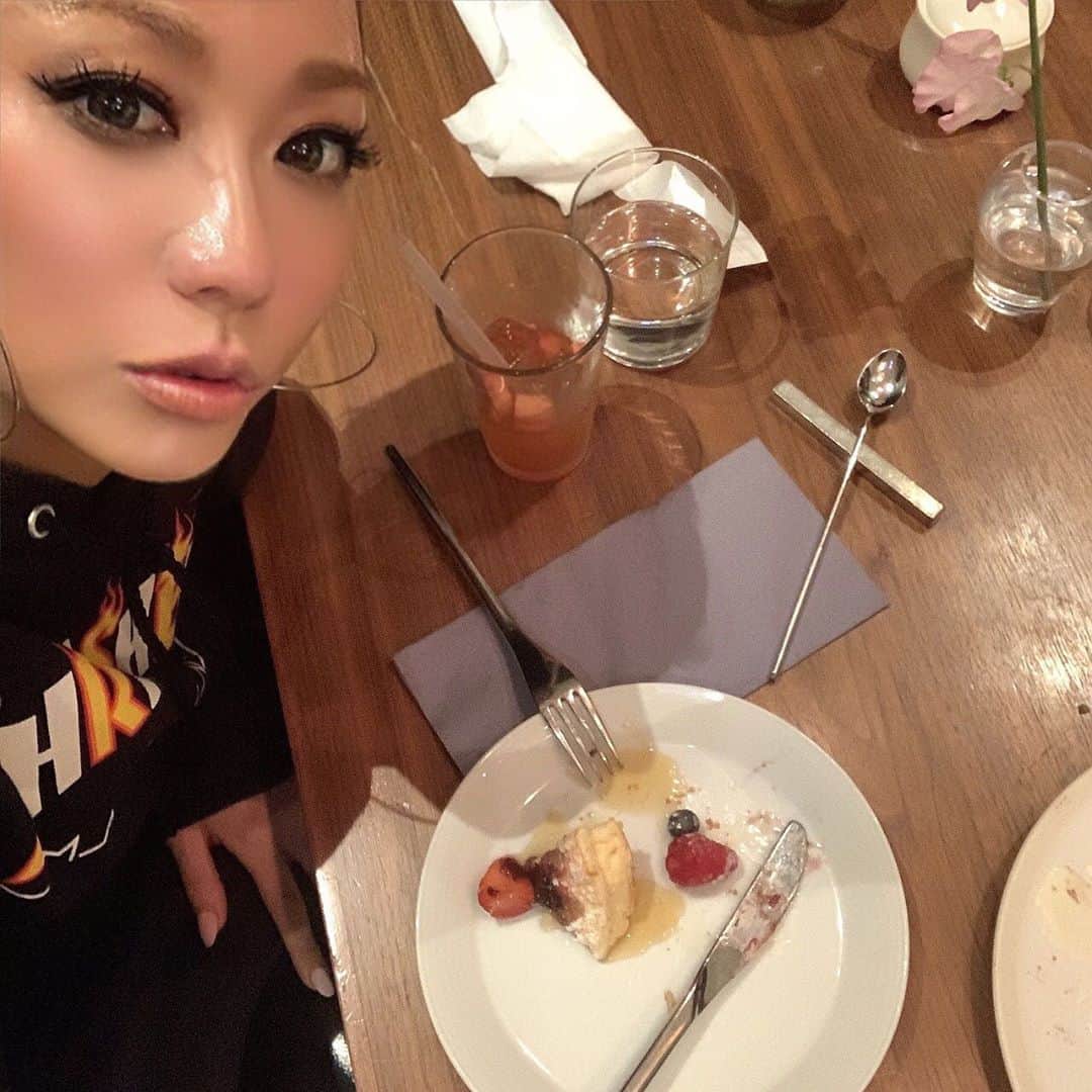 のインスタグラム：「仕事終わりにELLE CAFEへ﻿ @ellecafejapan ﻿ グルテンフリーのパンケーキ🥞﻿ ならいっかと思ったけど結果山ほどシロップかけてしもたやつ﻿ ﻿ #夜中の #食テロ #すいません #寝ます #グルテンフリー #パンケーキ #食べたい衝動を抑える #ストレスよりも #一口だけでも食べた方が #健康的かも #と #前向きに深夜考える #爆笑 #あとは #炭酸水 で #空腹しのぎ #倖田來未流 #身体の作り方 #美ボディの習慣 #という本を出させて頂いてますが #そこにも色々載せてます #気になる方は是非 #ellecafe #表参道 #カフェ #kodakumi #倖田來未」