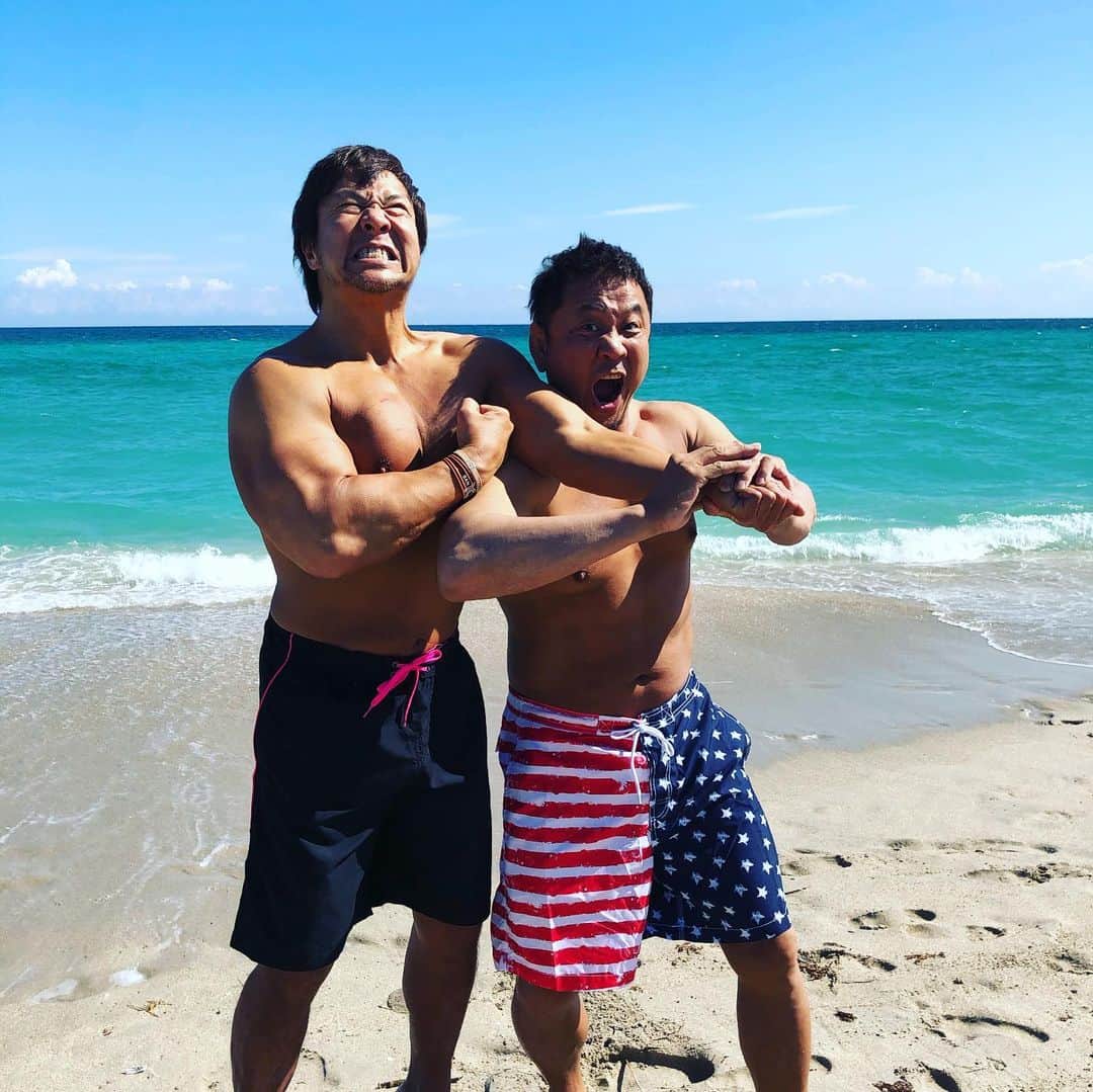 永田裕志さんのインスタグラム写真 - (永田裕志Instagram)「せっかくマイアミまで来たのでビーチに来ました⛱。 #永田裕志 #小島聡 #ジュースロビンソン  #コルトカバナ」1月30日 4時42分 - yuji_nagata