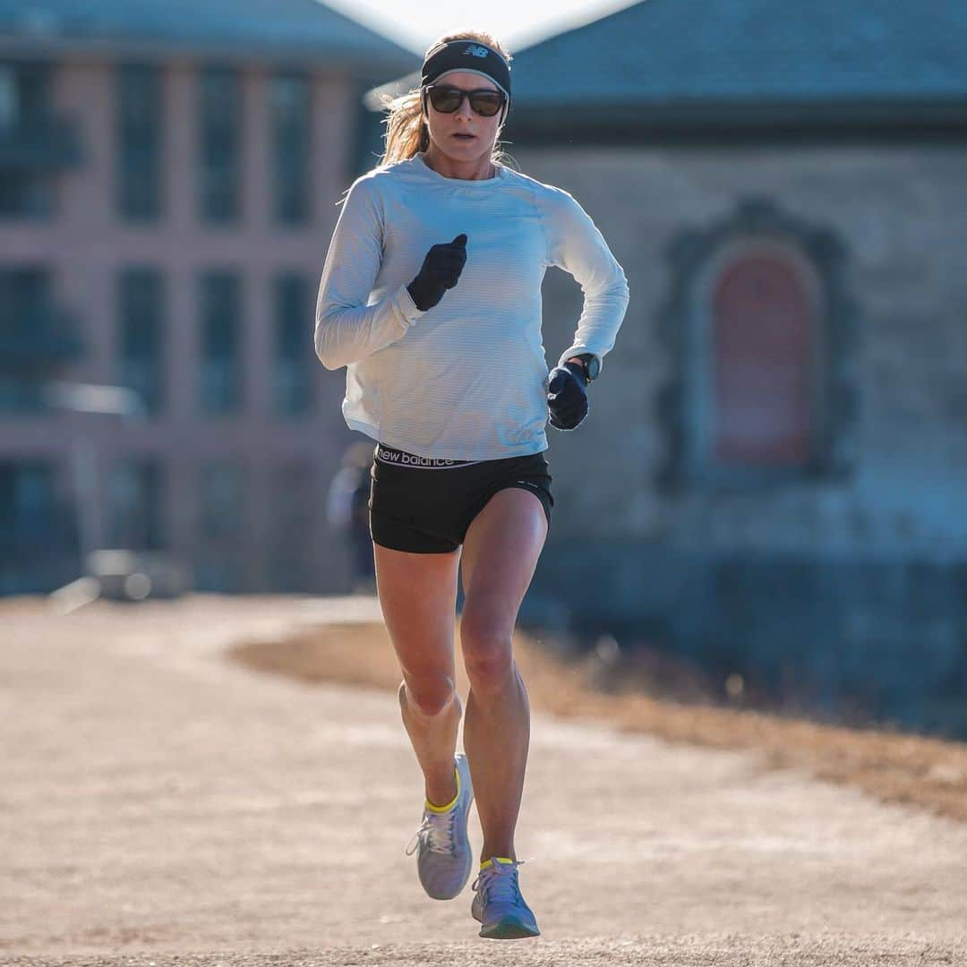 エマ・コバーンさんのインスタグラム写真 - (エマ・コバーンInstagram)「The moment I realized shorts were a bad choice 🥶7 miles of tempo work...I was numb for about 3 of those miles. #whoops #workworkworkworkwork #freezefreezefreezefreezefreeze #likeaboss (Wearing @newbalancerunning fuel cell propell. Pic @justinbritton )」1月30日 4時54分 - emmacoburn