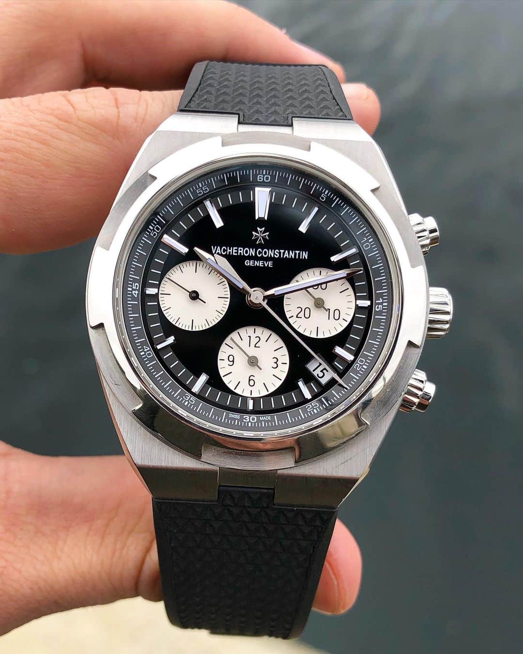 Daily Watchさんのインスタグラム写真 - (Daily WatchInstagram)「The 42.5 mm @VacheronConstantin Overseas Chronograph in Stainless Steel with caliber 5200 #VacheronConstantin」1月30日 4時57分 - dailywatch