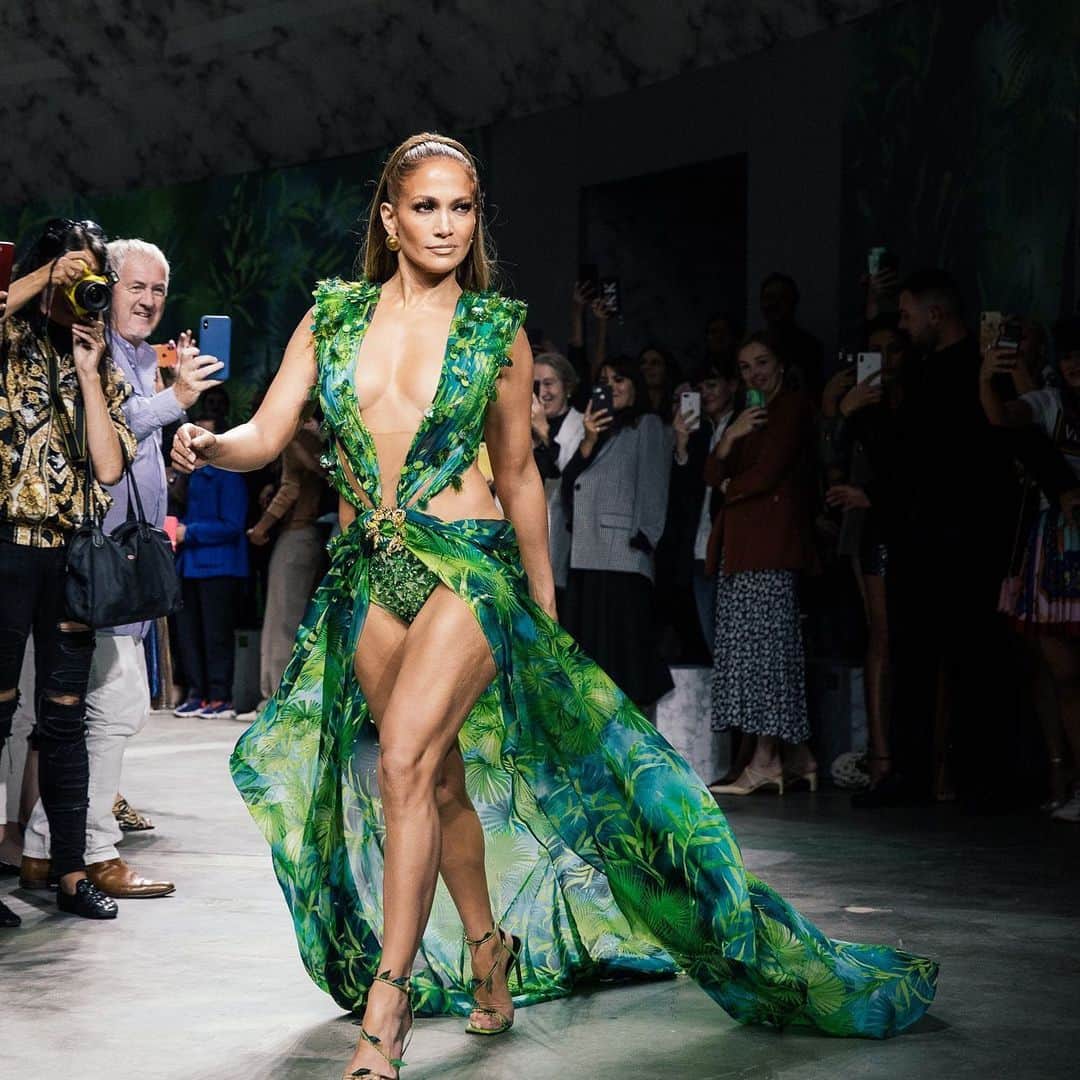 Vogueさんのインスタグラム写真 - (VogueInstagram)「This Sunday, @JLo will perform at the #SuperBowl halftime show in Miami–and we can only imagine the fashion moment it will be. Until then, tap the link in our bio for 15 tropical-print dresses inspired by @JLo's signature style. Photographed by @coreytenold」1月30日 5時10分 - voguemagazine