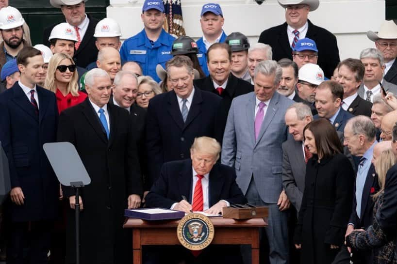 イヴァンカ・トランプさんのインスタグラム写真 - (イヴァンカ・トランプInstagram)「With today’s signing of USMCA, we leave behind the failed policies of the past and have a new trade deal, the largest in history, that will benefit our nation’s great farmers, ranchers and workers! #PromiseKept 🇺🇸🇲🇽🇨🇦」1月30日 5時10分 - ivankatrump