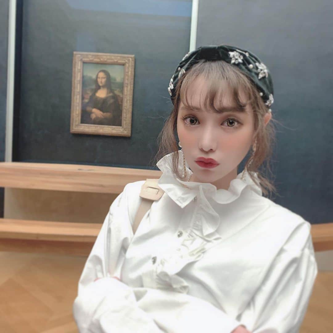 のインスタグラム：「♡ これから東京帰る🇯🇵 夢のような時間だったな ： #ルーブル美術館#モナリザ#paris#museedulouvre #monnalisa」