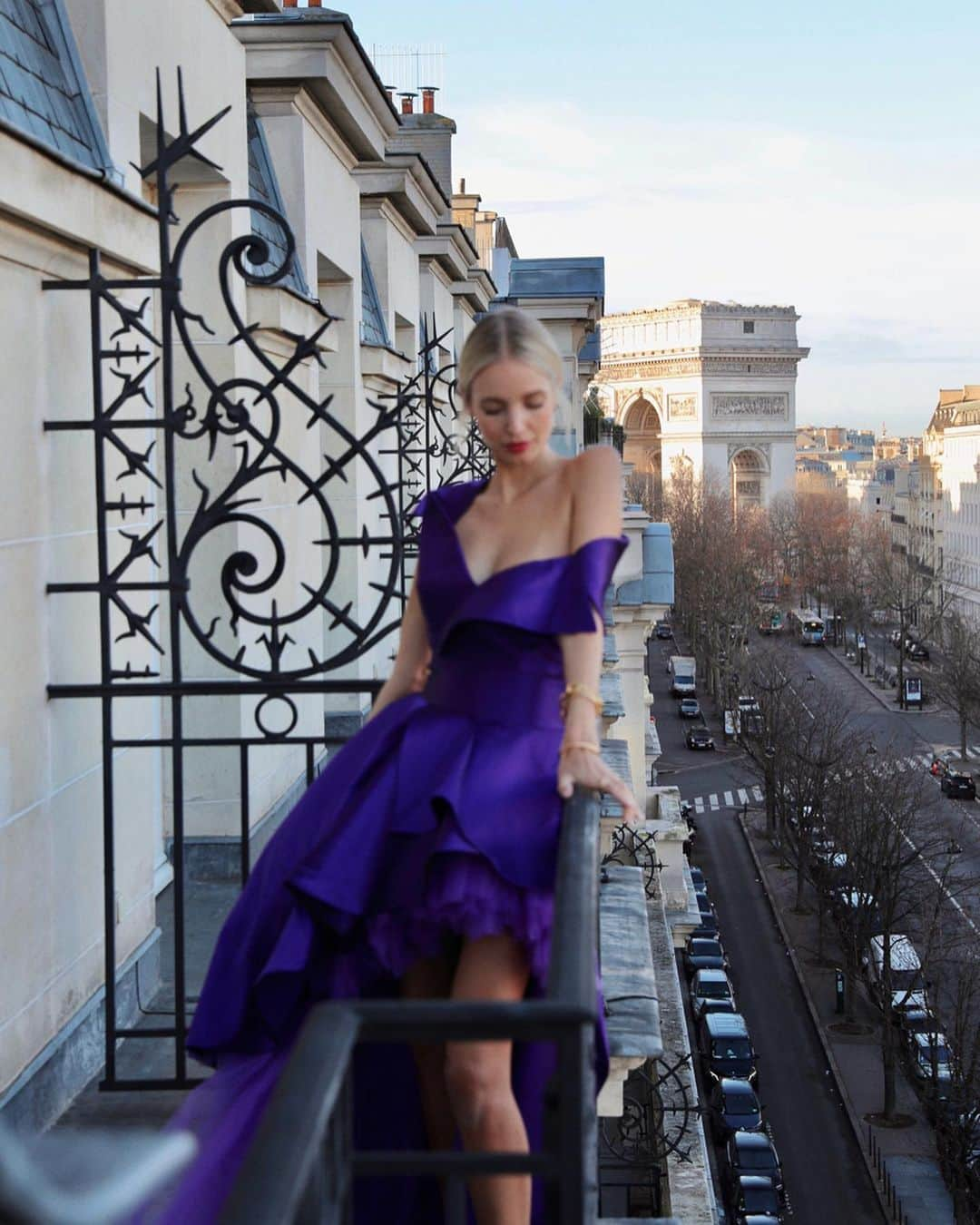 レオニー・ハンネさんのインスタグラム写真 - (レオニー・ハンネInstagram)「Loved being @parisfashionweek ambassador this Couture Week. 💜 Anzeige/Tag Thank you for getting me everywhere warm and in time! Can’t wait for the next season! #paris #pfw」1月30日 5時21分 - leoniehanne