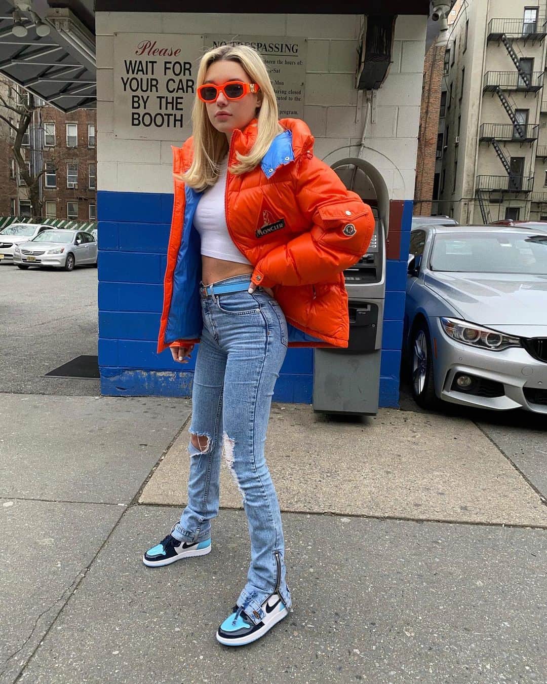 サラ・スナイダーのインスタグラム：「Walk off alone when I talk on the phone」