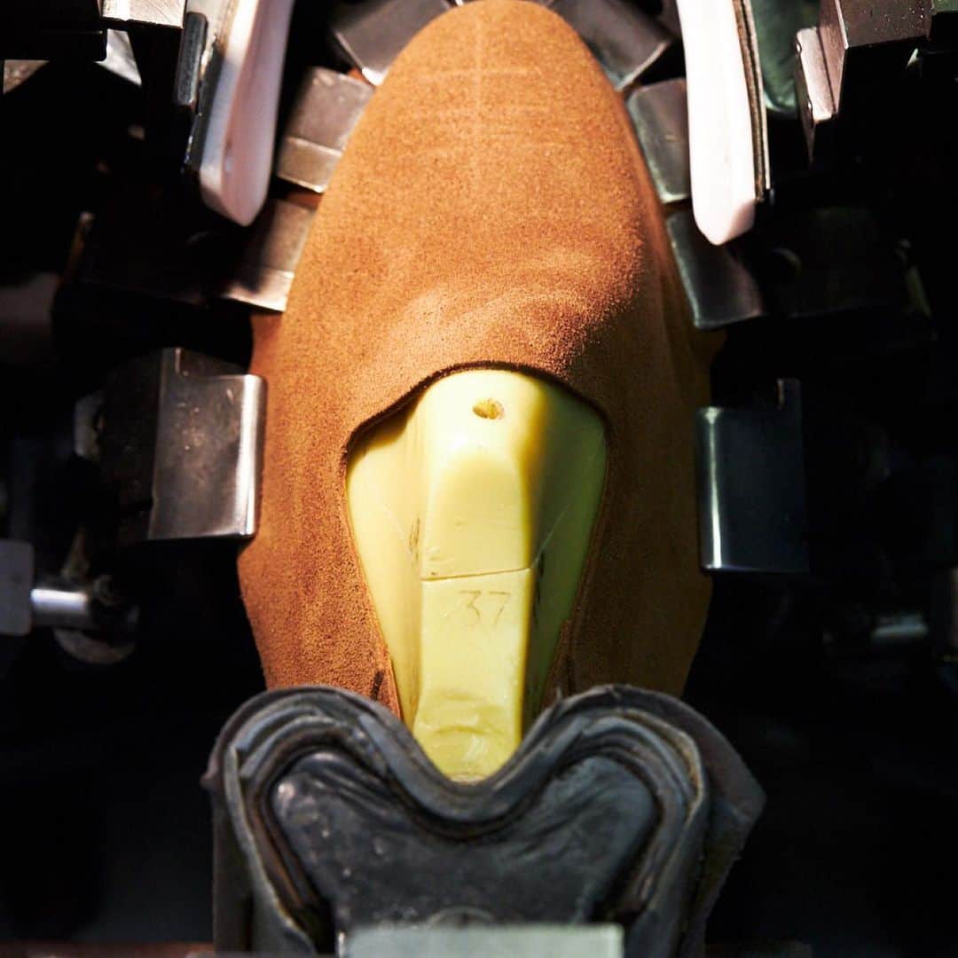 ペドロガルシアさんのインスタグラム写真 - (ペドロガルシアInstagram)「Each unisex Yoshi slipper has been meticulously hand-crafted in our own workshops, drawing on the exceptional experience of our artisan shoemakers. #mrpedrogarcia . . . #pedrogarciashoes #madeinspain #signatureseries #unisexshoes」1月30日 5時29分 - pedrogarciashoes