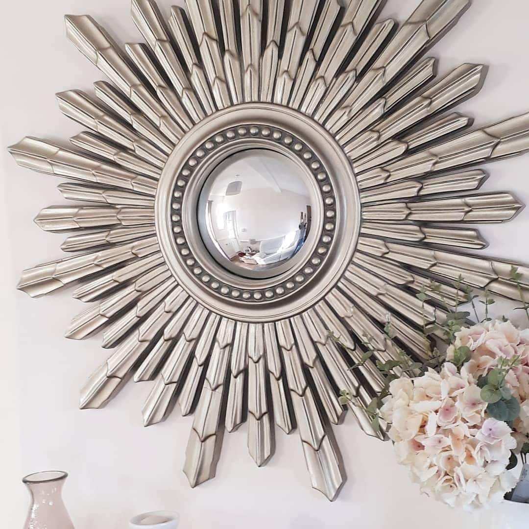 ローラアシュレイのインスタグラム：「Nothing adds personality to a room like a gorgeous statement mirror. With its sunburst design it's easy to why our Constellation mirror is a customer favourite. @athomewiththetiptops」
