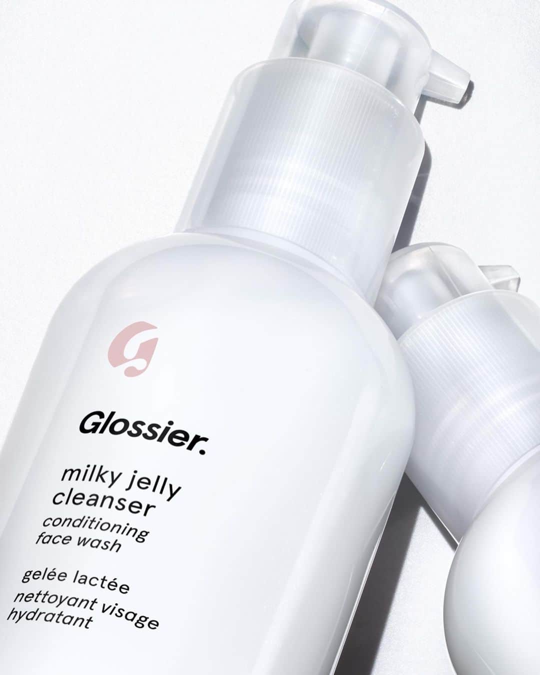 Glossierさんのインスタグラム写真 - (GlossierInstagram)「Milky Jelly: the ultimate daily cleanser. It’s tough on makeup and grime, yet gentle on skin ✨ The pH-balanced, creamy gel formula is made with a blend of five skin conditioners so your face is left feeling healthy and soft, never tight. Appropriate for all skin types 🤍」1月30日 5時47分 - glossier