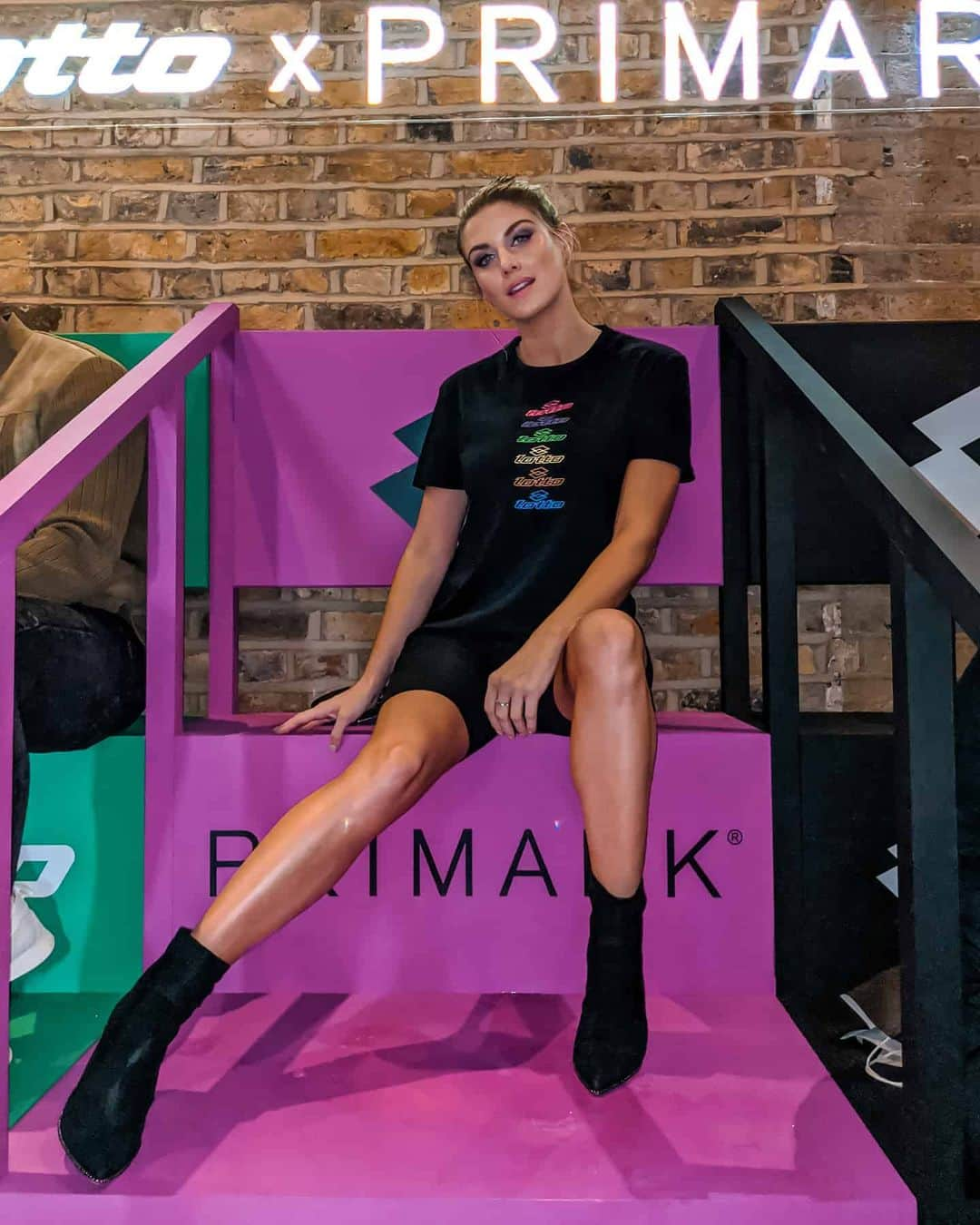 Ashley Jamesさんのインスタグラム写真 - (Ashley JamesInstagram)「AD: @primark. Managed to make it to the #LottoXPrimark launch just in time to catch the legend that is @omygoshitsddoublee 💥 Thanks for having me @primark and for providing free sweets to get me through my NTA's hangover... How good are the blue and pink fizzy cola bottles? Proper takes me back to school, we used to get 25p of tuck every Sunday and the strawberries were 4p. Thank God my Gran used to illegally smuggle Millions in to school every Sunday. What a Legend!👵🍬 #iworkwithprimark」1月30日 6時00分 - ashleylouisejames